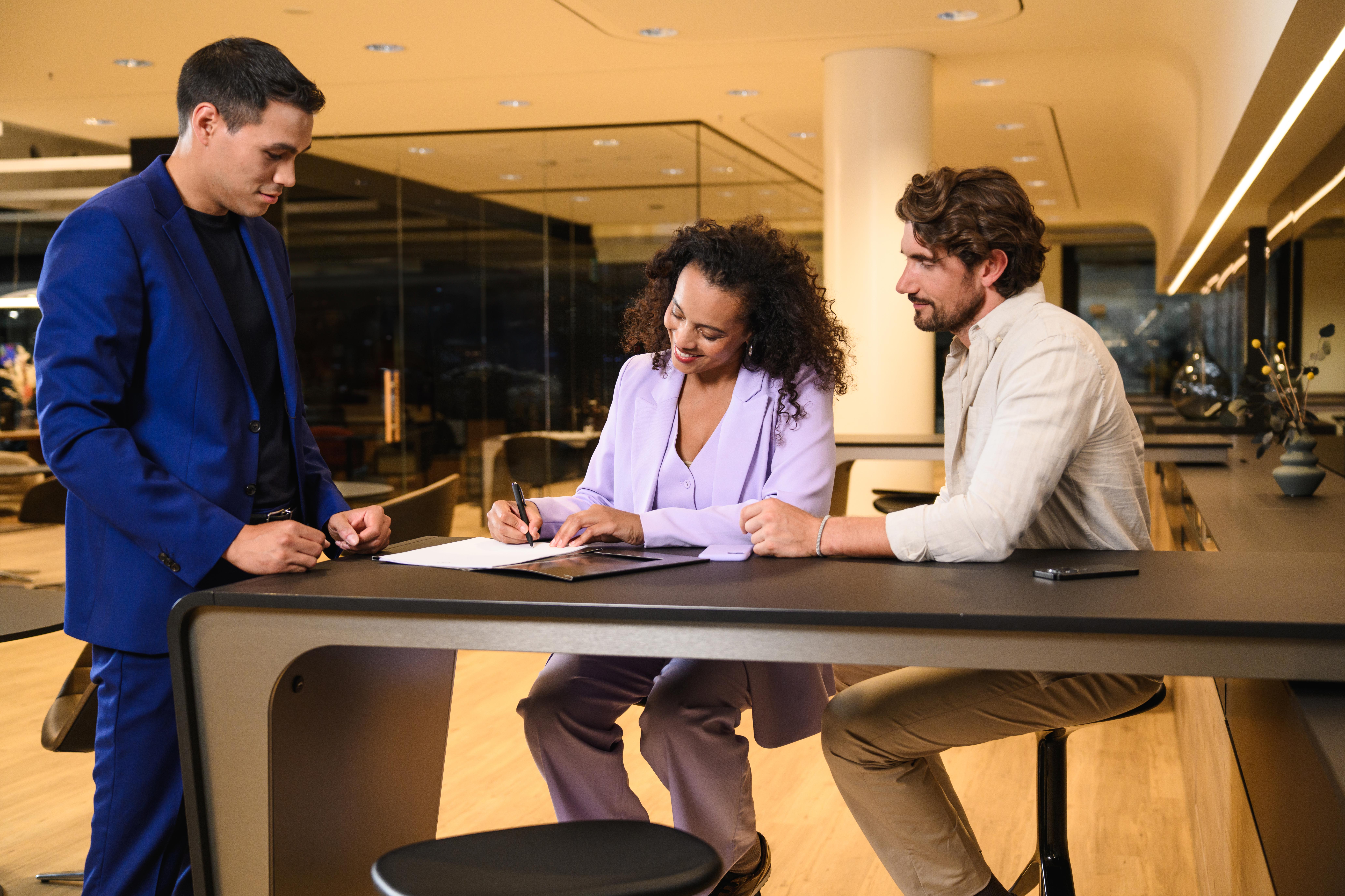 Twoja umowa | Mercedes-Benz Finanacial Services Klientka podpisuje umowę.