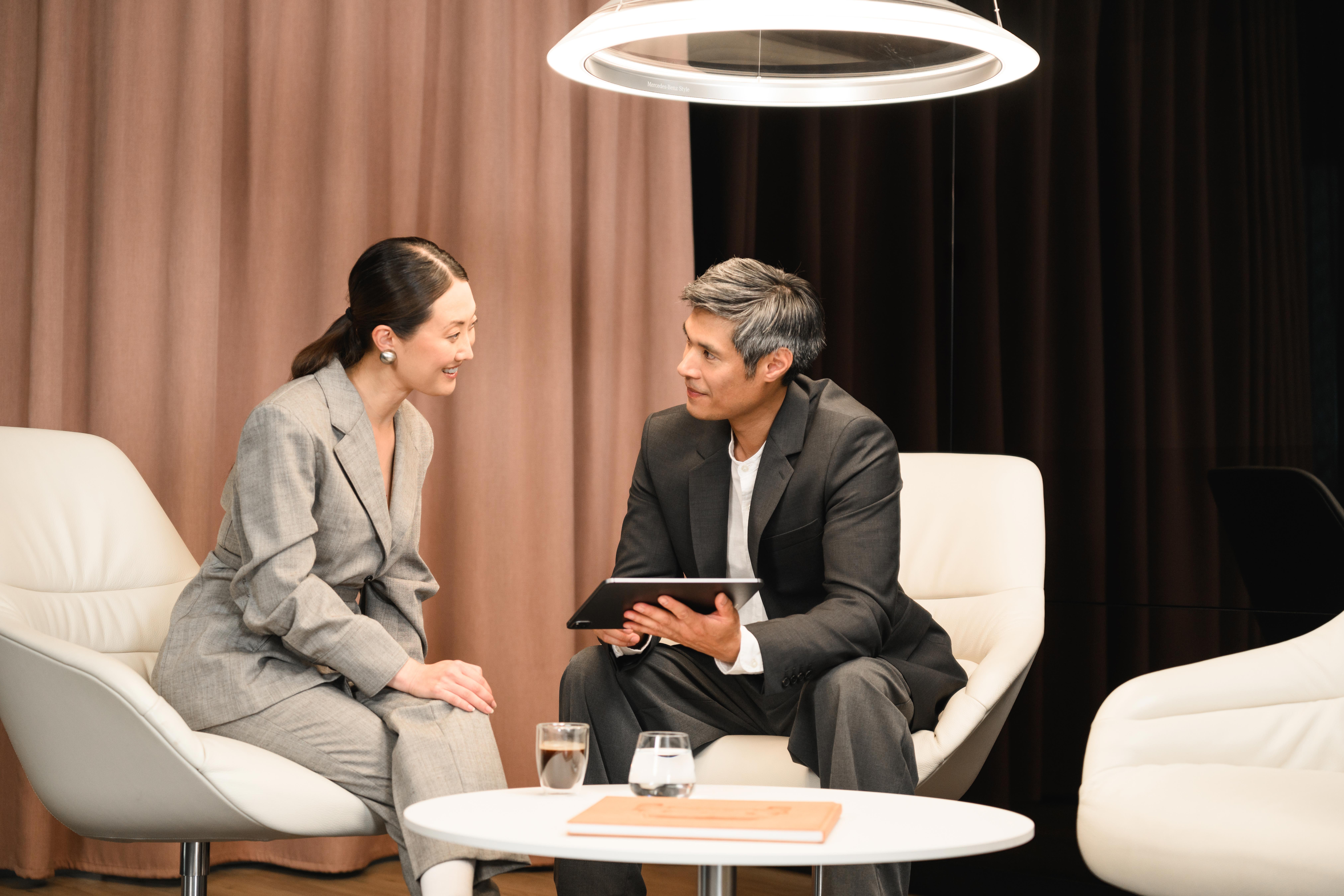 Dokumenty | Mercedes-Benz Financial Services Kobieta podpisuje dokument.