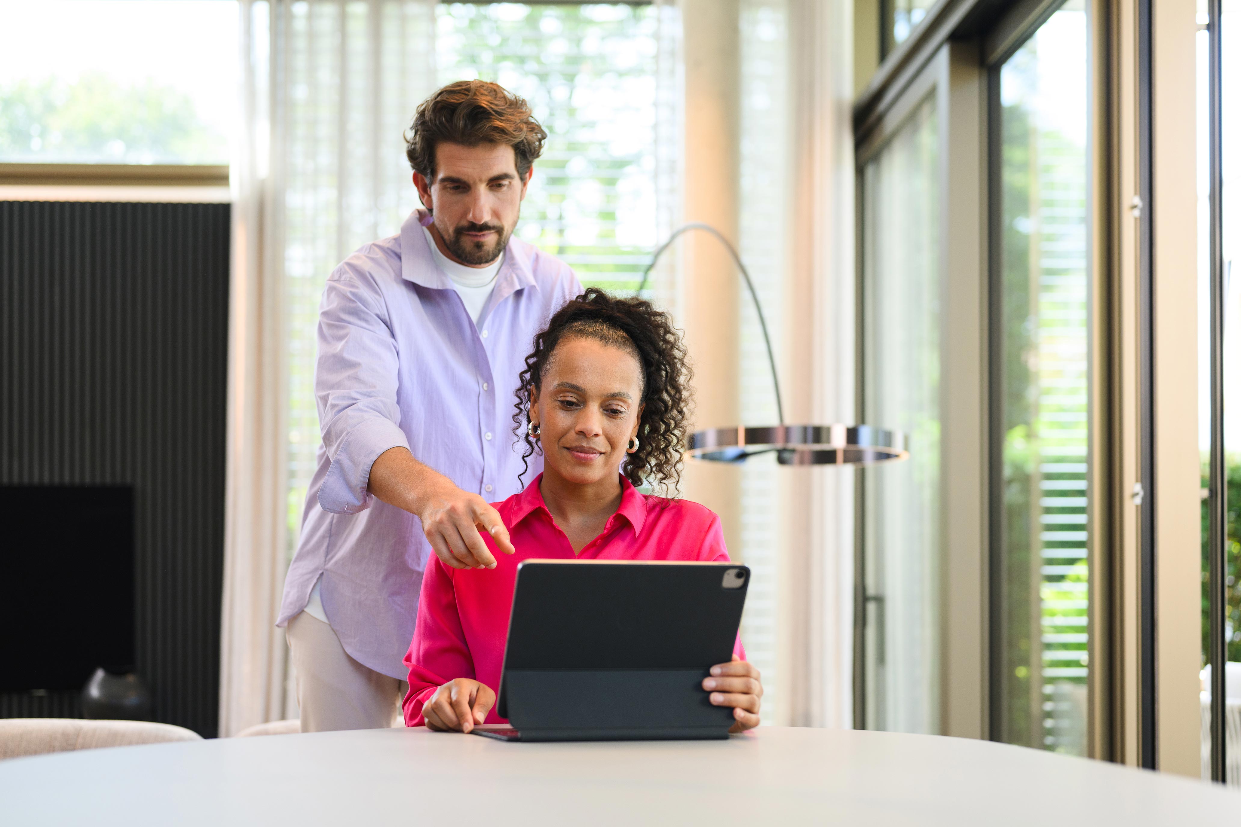 Informacje dotyczące RODO | Mercedes-Benz Financial Services Kobieta i mężczyzna patrzą na ekran laptopa.