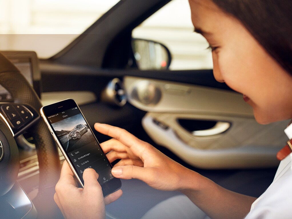 Kobieta korzysta z cyfrowej instrukcje obsługi na swoim smartfonie.