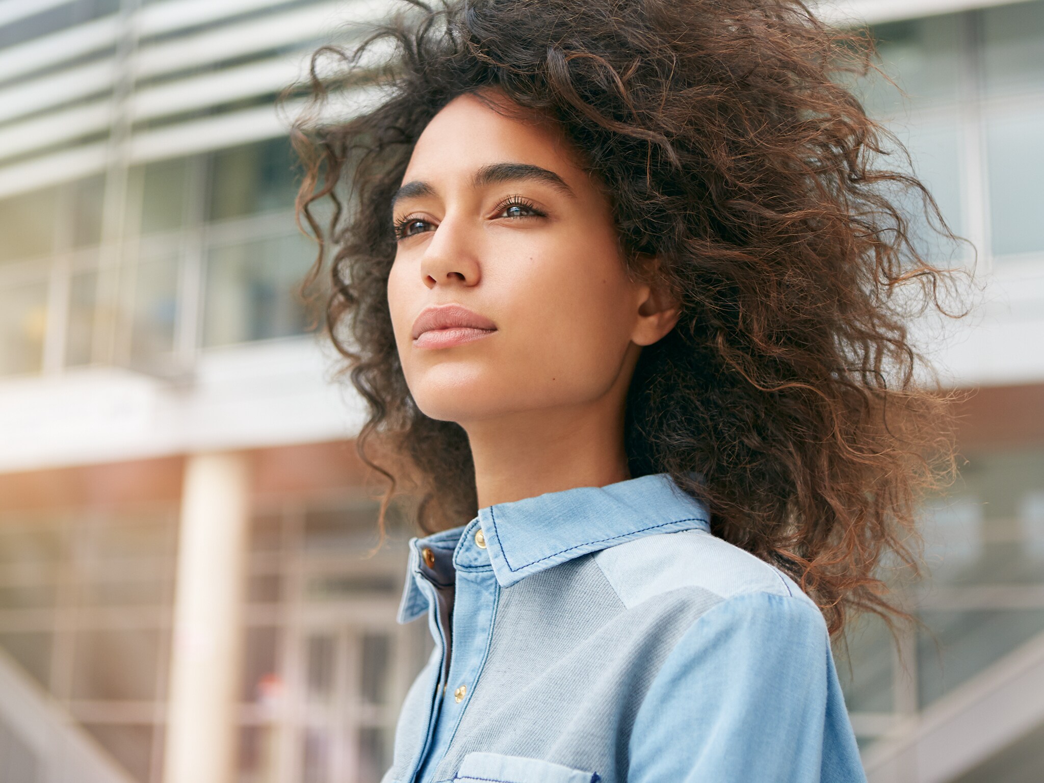 Kobieta na tle budynku Mercedes-Benz.