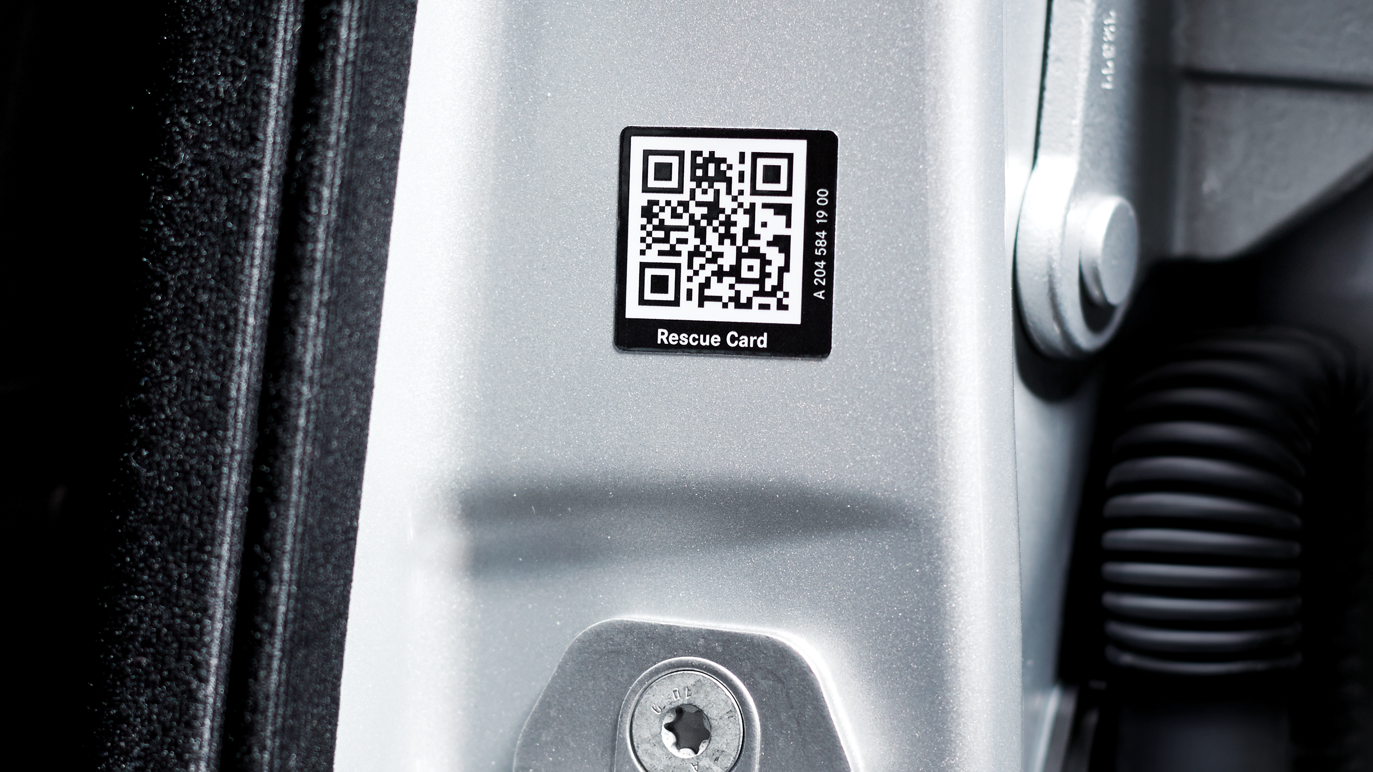 Naklejki ratownicze | Mercedes-Benz Naklejka ratownicza umieszczona w ramie drzwi Twojego samochodu Mercedes-Benz zapewnia właściwe rozeznanie, aby umożliwić jak najszybsze podjęcia działań ratowniczych.