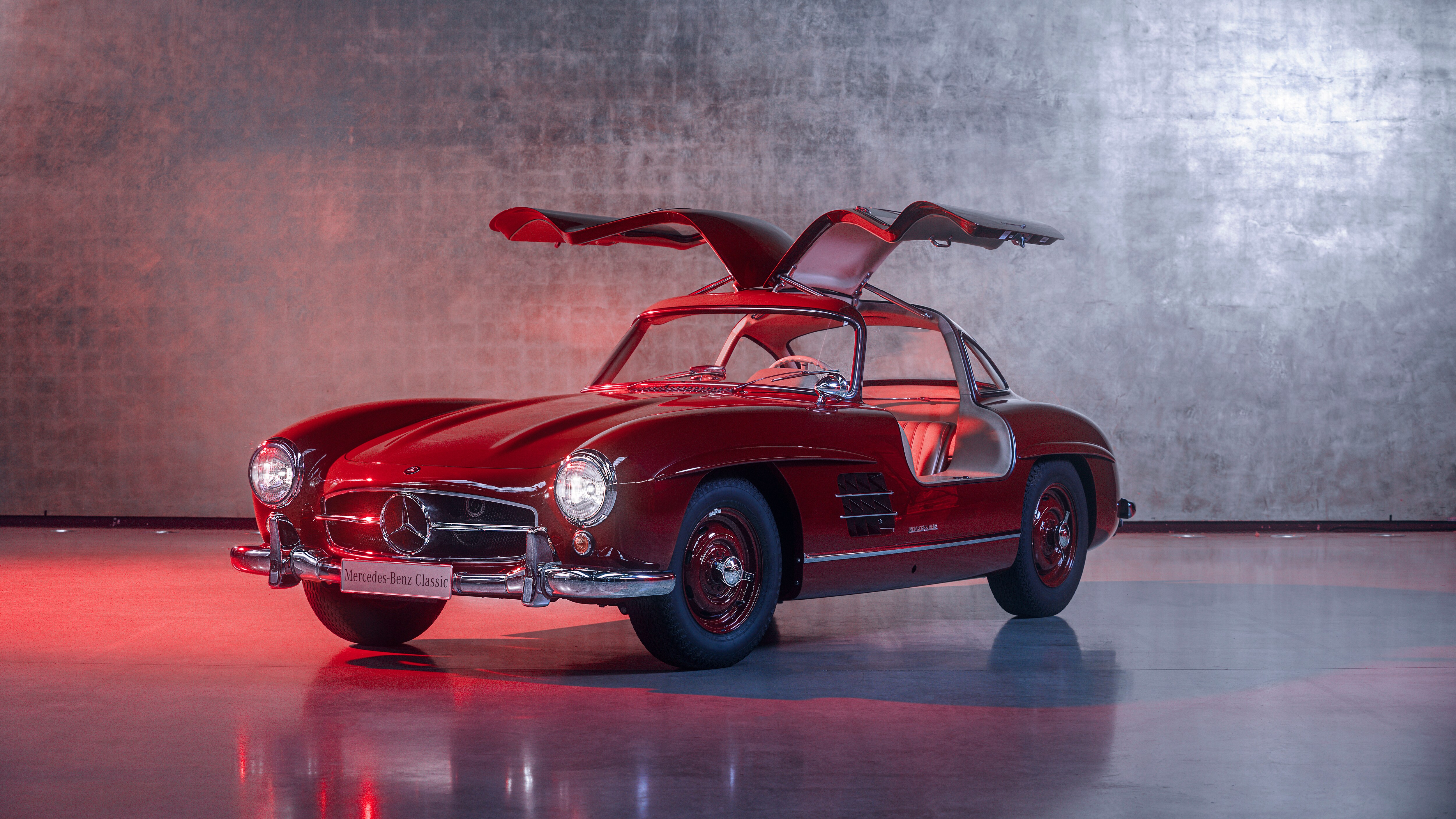 Czerwony Mercedes-Benz 300 SL Gullwing Red na srebrnym tle.