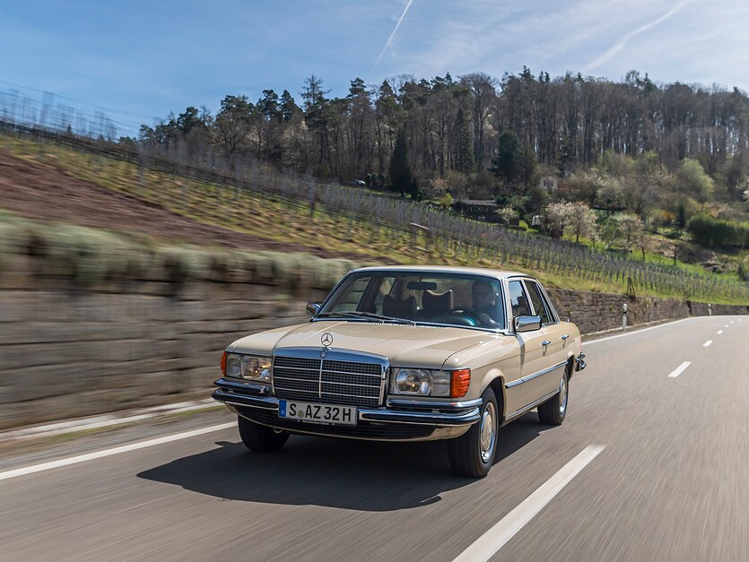 Mercedes-Benz 280 SE (typoszereg 116) na drodze w winnicą w tle.