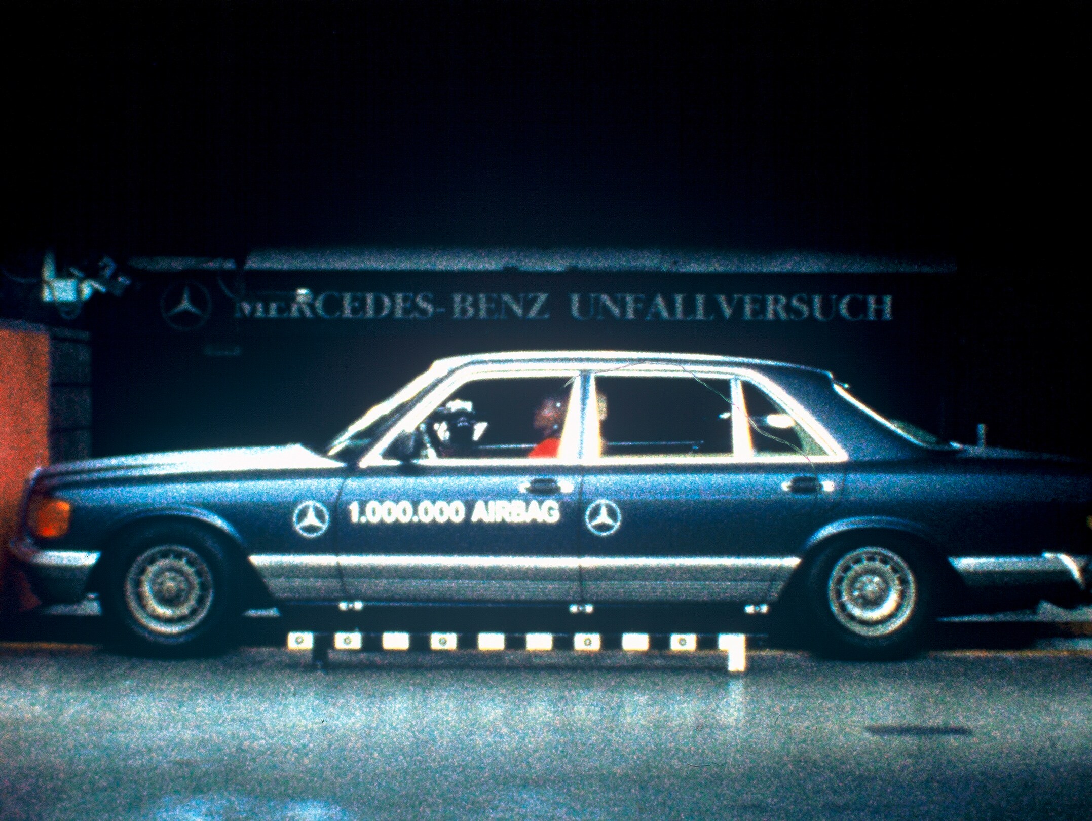 Test zderzeniowy 500 SEL (Klasa S typoszeregu 126) z poduszką powietrzną podczas testu wypadkowego Mercedes-Benz w Sindelfingen.