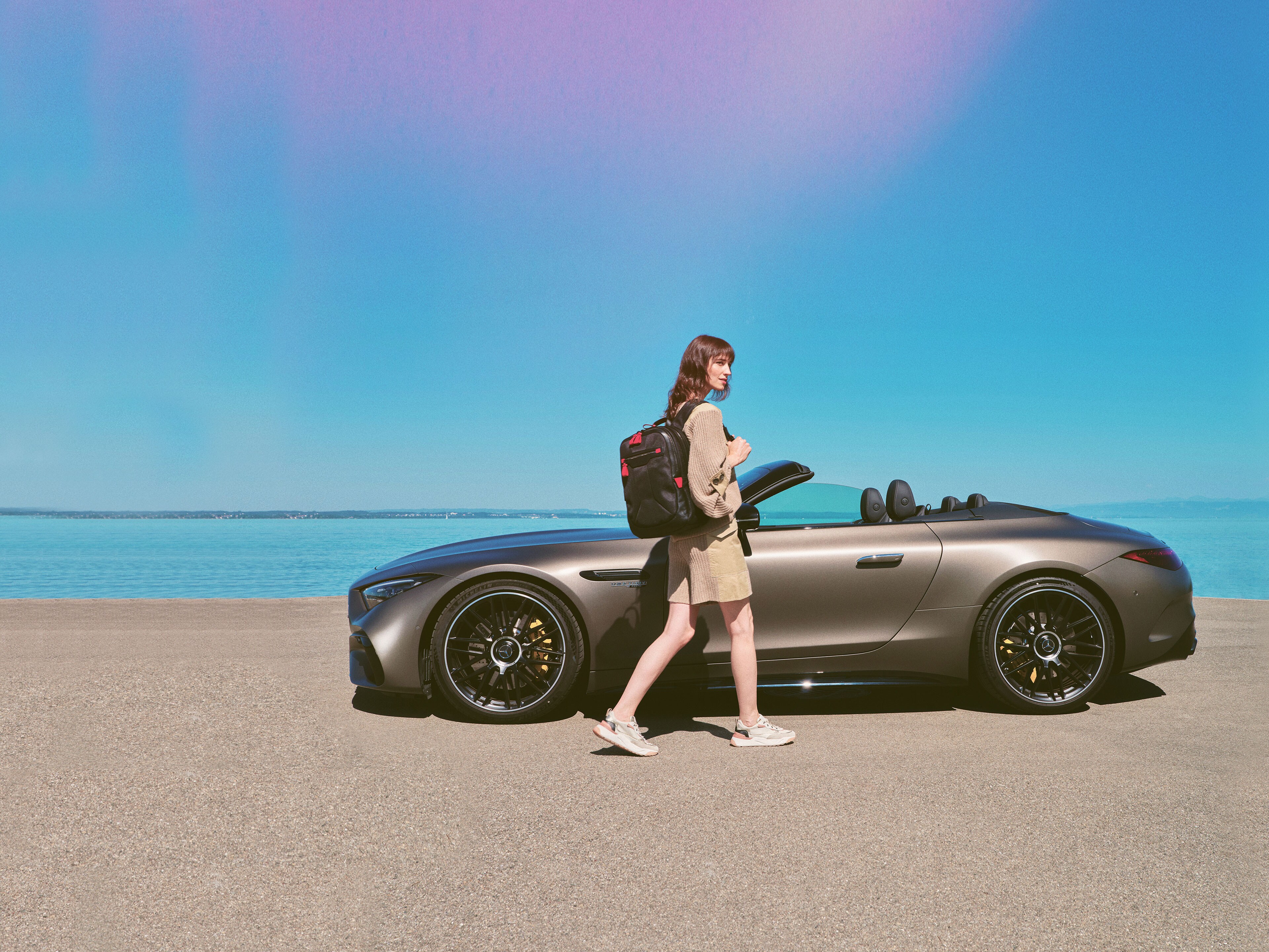 Samochód Mercedes-Benz z doczepionymi akcesoriami - uchwytami na rower.