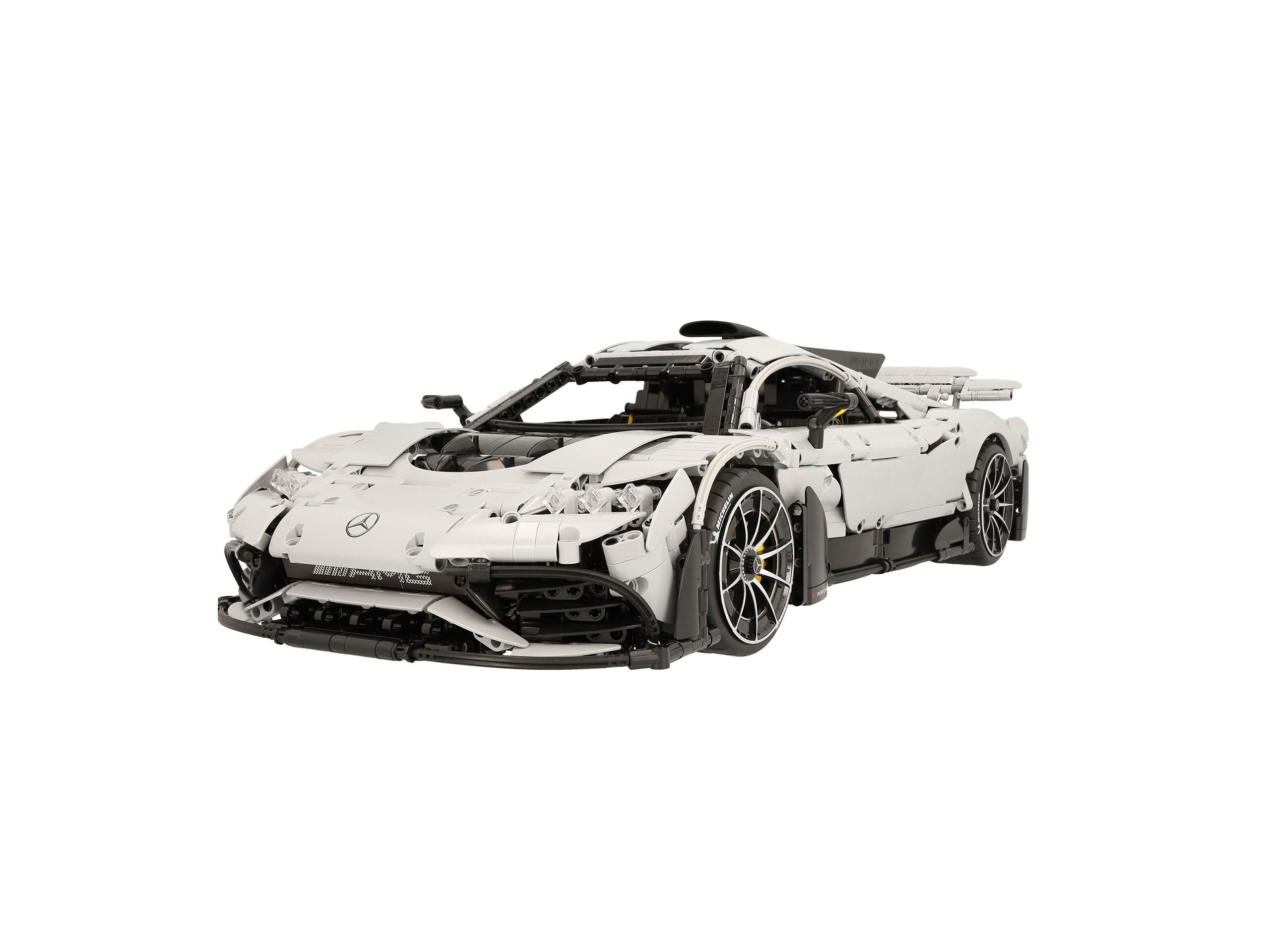 Mercedes-AMG ONE, zdalnie sterowany model z klocków na białym tle.