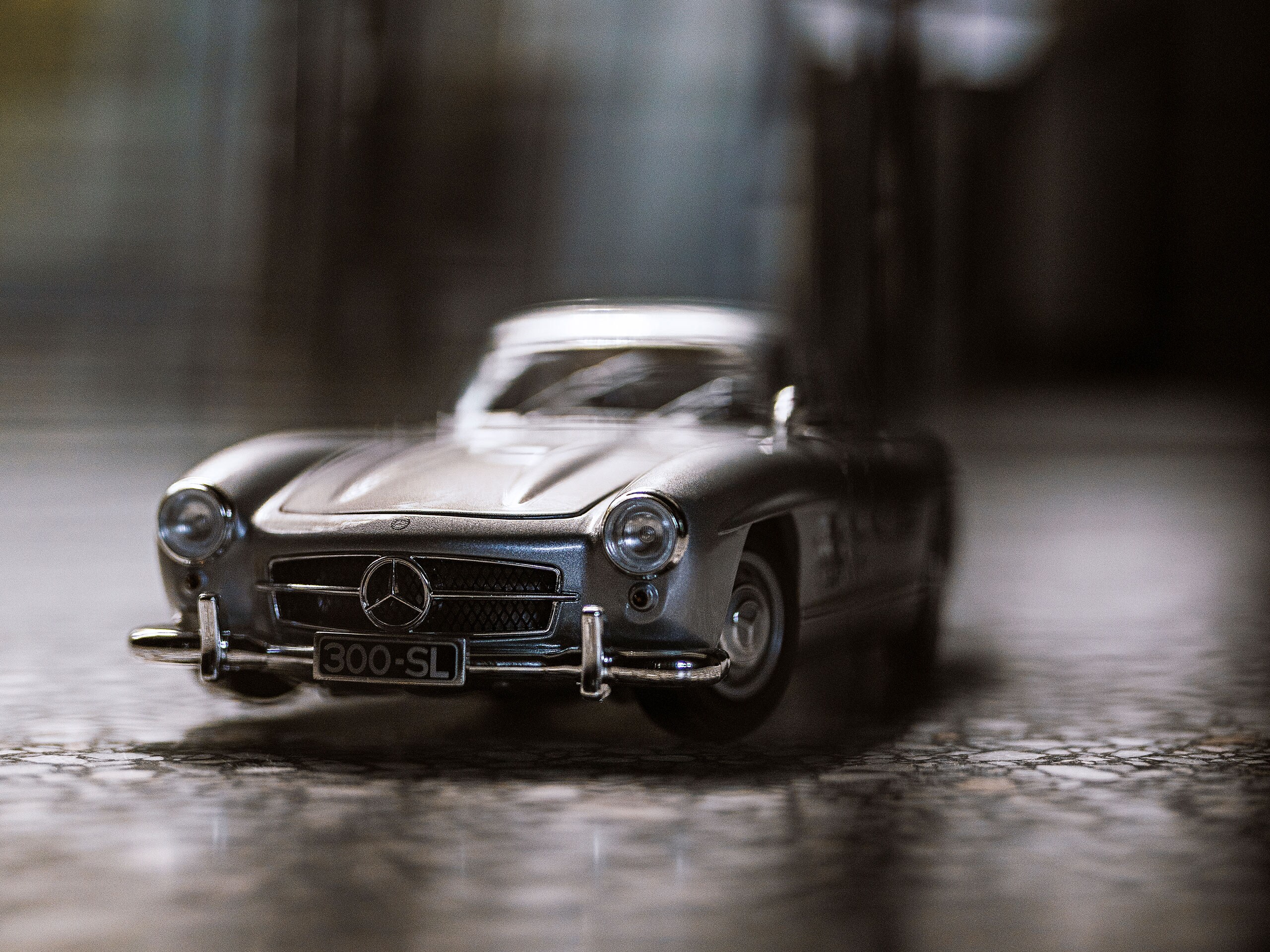 Miniaturowy model klasycznego Mercedesa SL Gullwing.