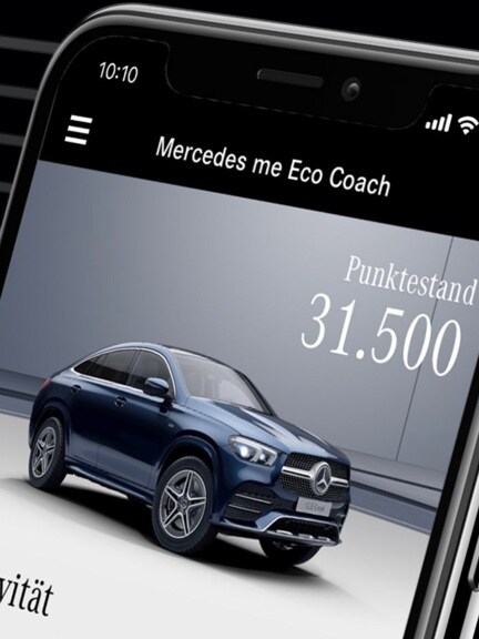Na smartfonie otwarta jest aplikacja Mercedes-Benz Eco Coach.