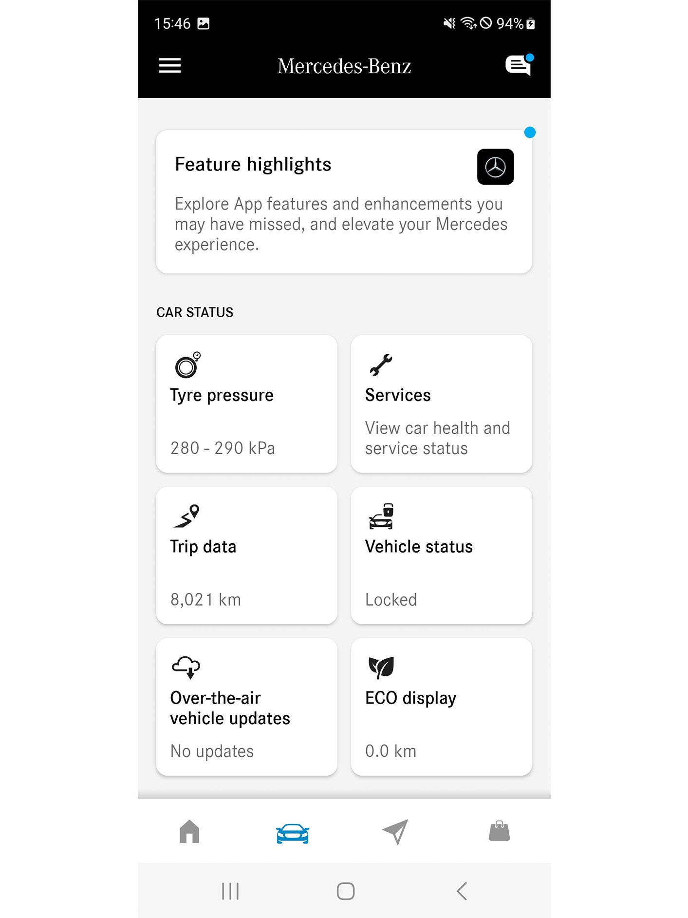 Aplikacja Mercedes-Benz na ekranie smartfona.