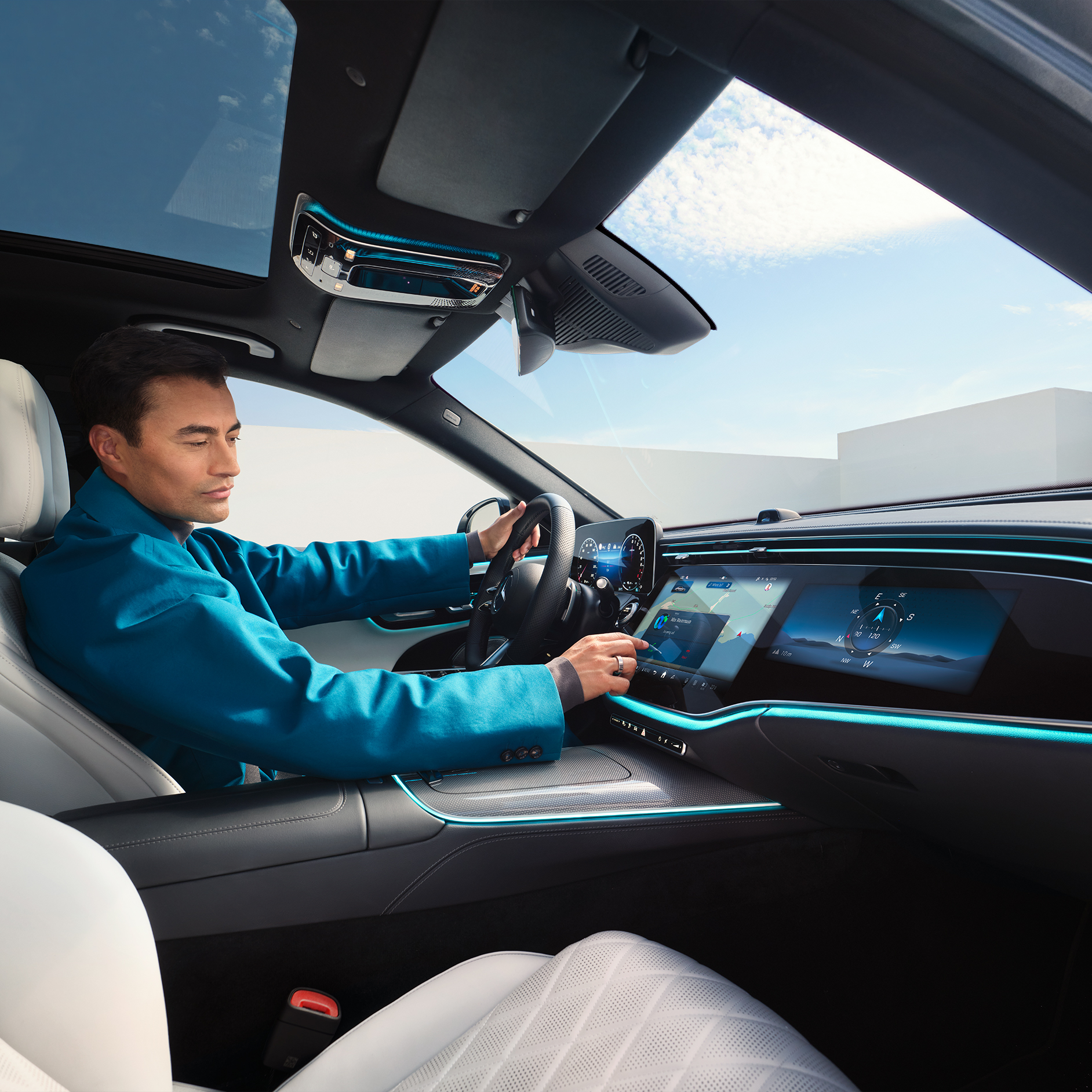 Mercedes-Benz Studio Warszawa | Mercedes-Benz Mężczyzna siedzący w za kierownicą samochodu Mercedes-Benz.