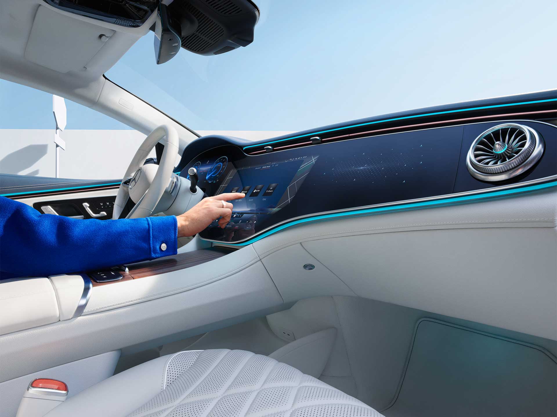 Cyfrowe dodatki | Comfort | Mercedes-Benz Wybieranie Cyfrowych dodatków na ekranie systemu multimedialnego MBUX w samochodzie Mercedes-Benz.