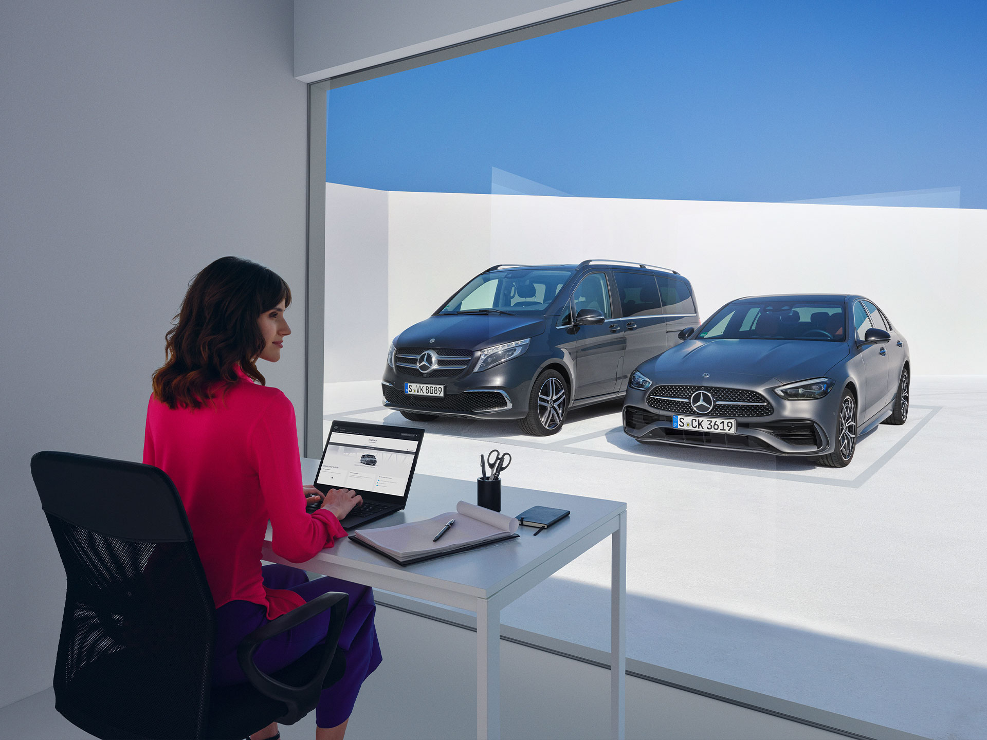 Cyfrowe dodatki | Mercedes-Benz Kobiety siedzące przed samochodami Mercedes-Benz klasy V i klasy C, patrzące na laptopa.