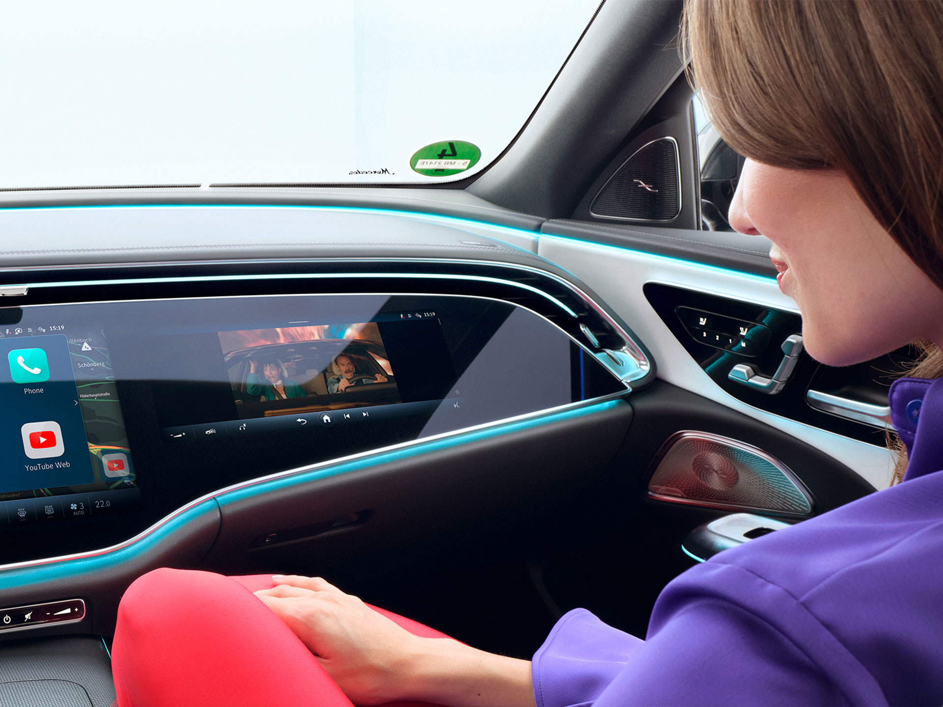 Videostreaming | Multimedia i Rozrywka | Mercedes-Benz Videostreaming z systemem MBUX we wnętrzu samochodu Mercedes-Benz.