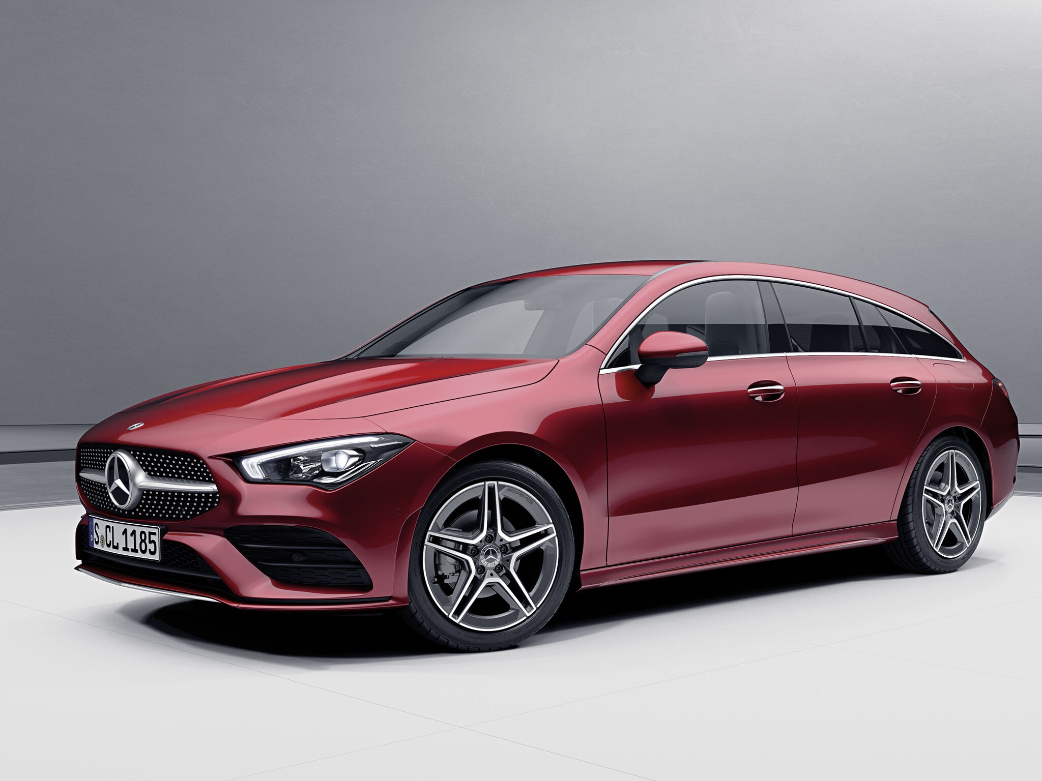 Czerwony Mercedes CLA na szarym tle.