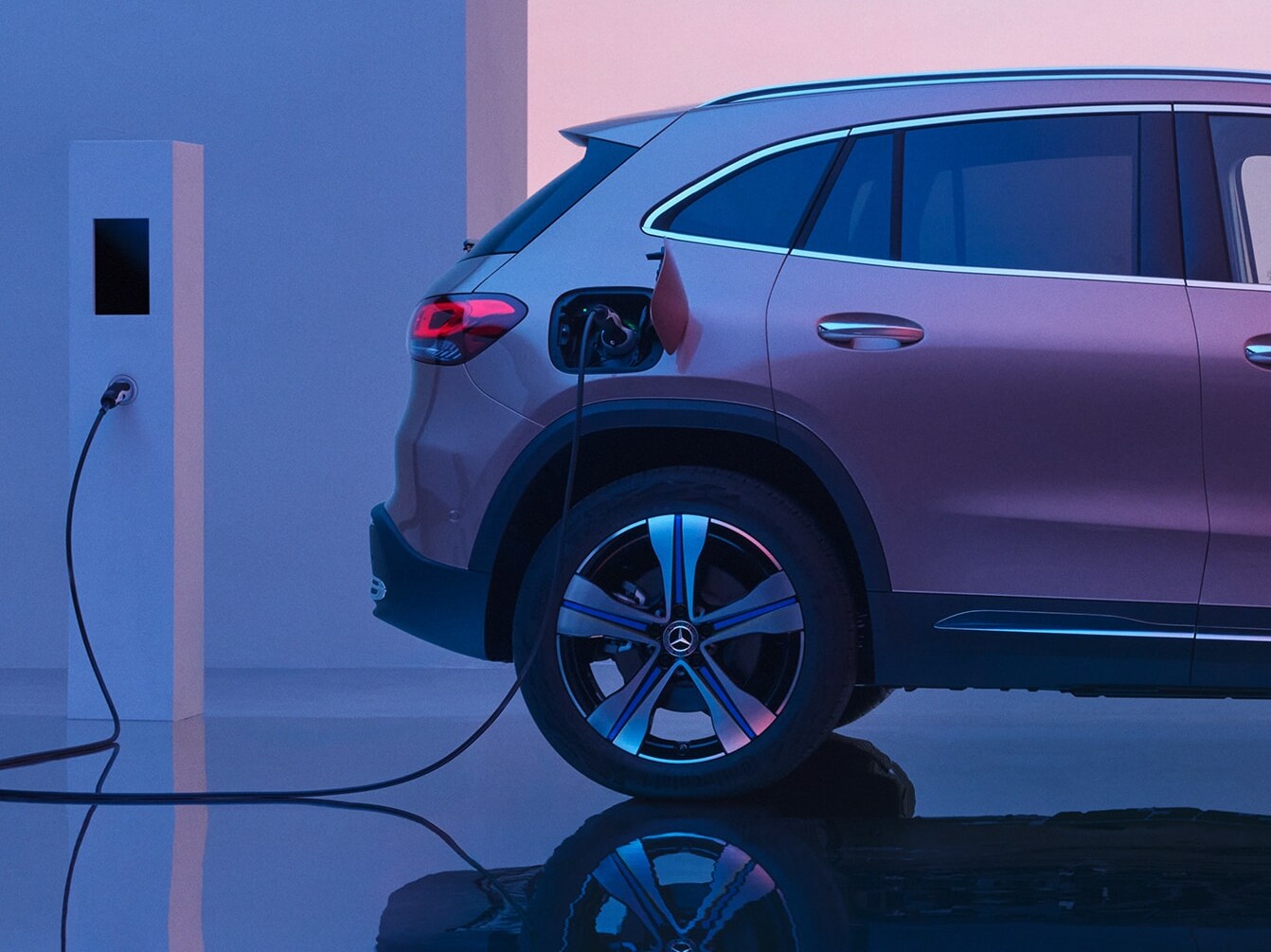 Mercedes EQA podłączony do stacji ładowania.