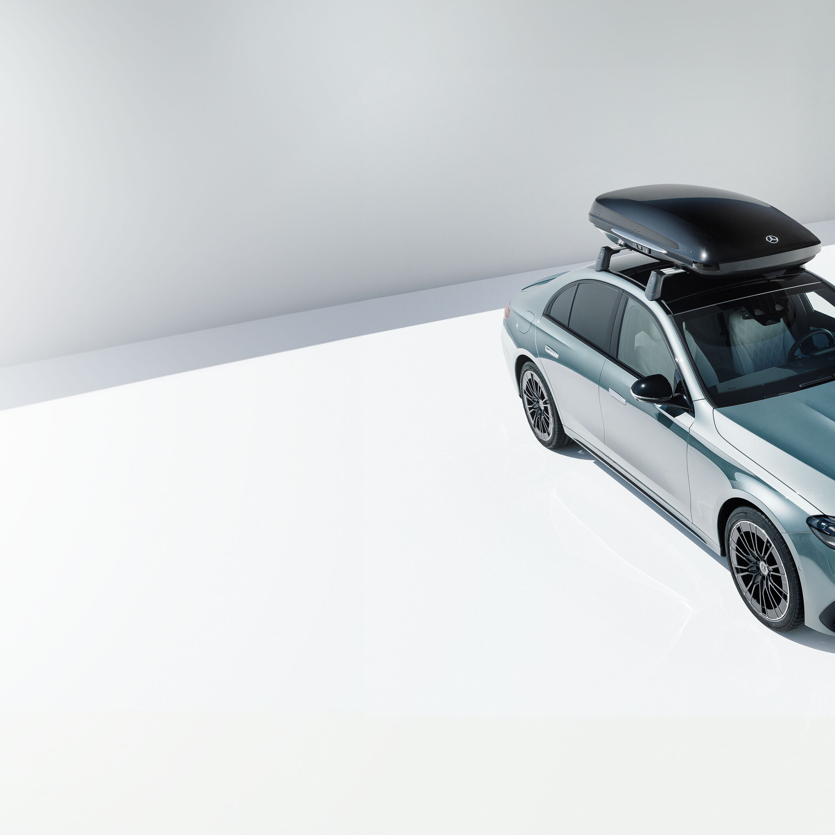 Srebrny Mercedes-Benz z&nbsp;bagażnikiem dachowym.