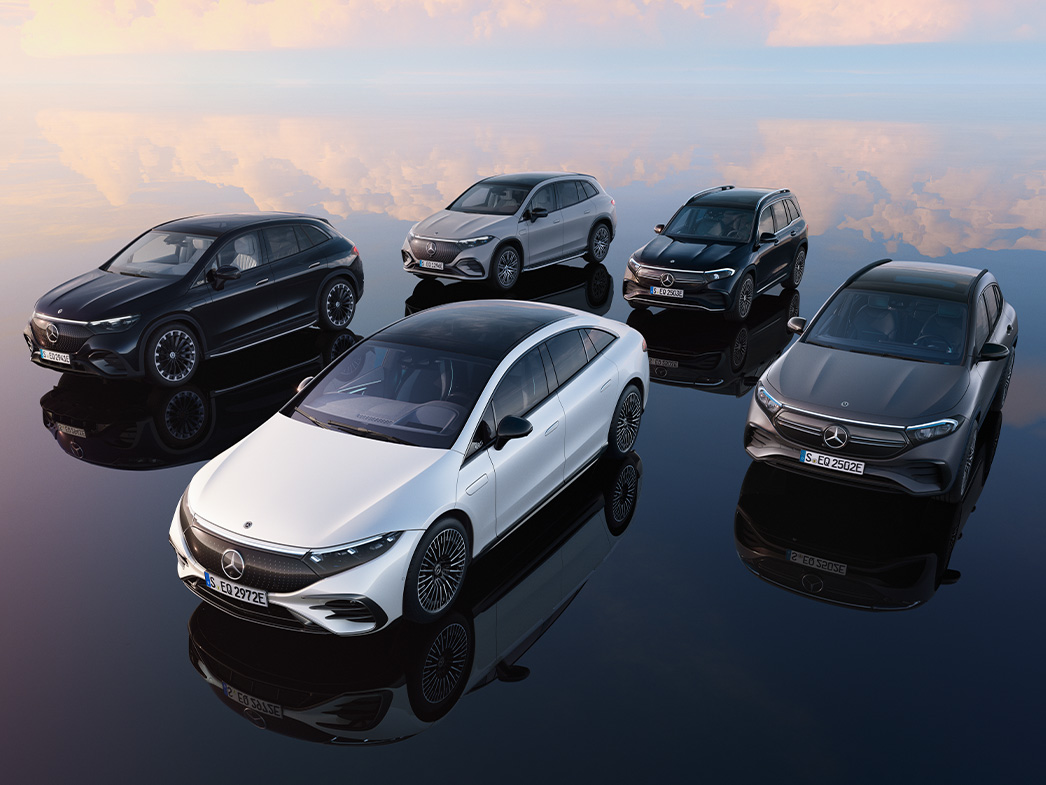 Inne modele Mercedes-Benz Pięć samochodów Mercedes-Benz na lustrzanej nawierzchni.