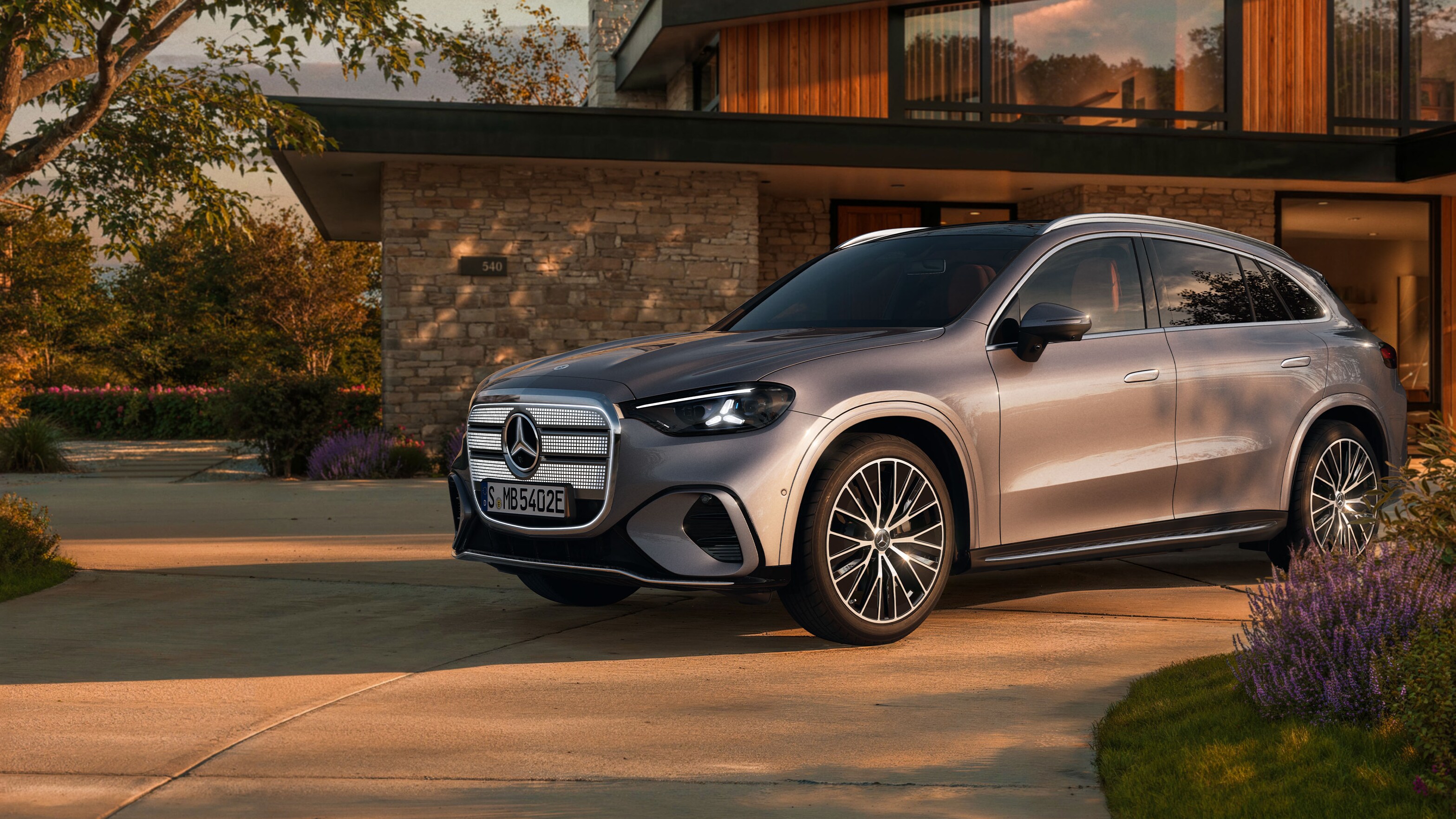 Srebrny elektryczny model GLC zaparkowany na podjeździe.