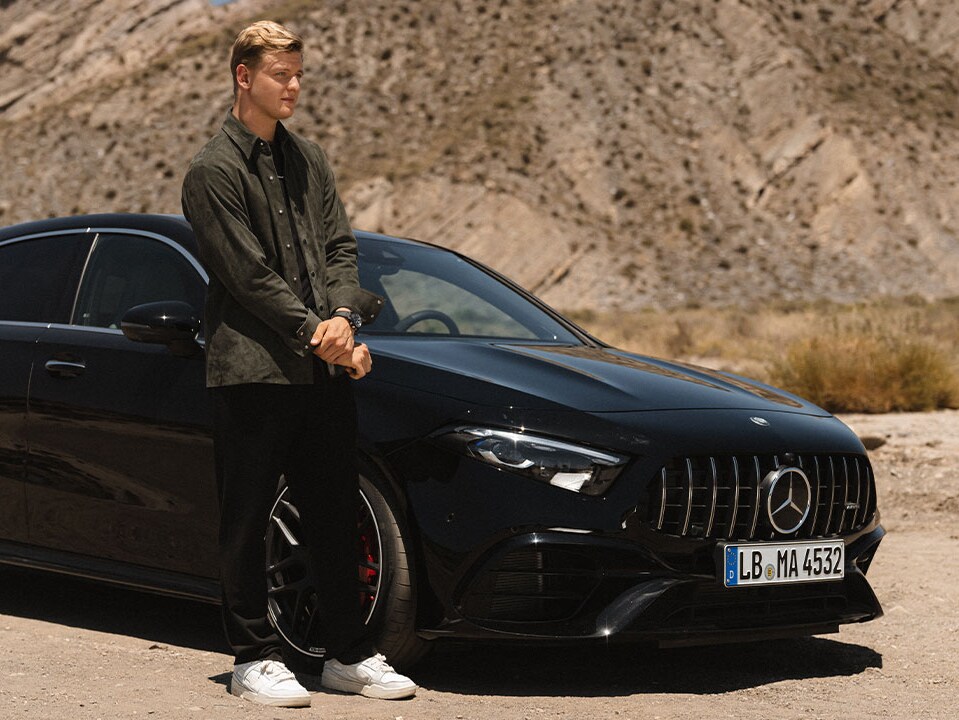 Michael Schumacher przed nową kompaktową limuzyną Mercedes-AMG A 45 S 4MATIC+.