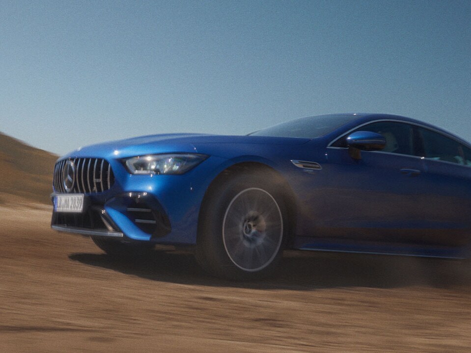 Nowy 4-drzwiowy Mercedes-AMG GT 53 4MATIC+ Coupé w&nbsp;widoku bocznym z&nbsp;przodu.