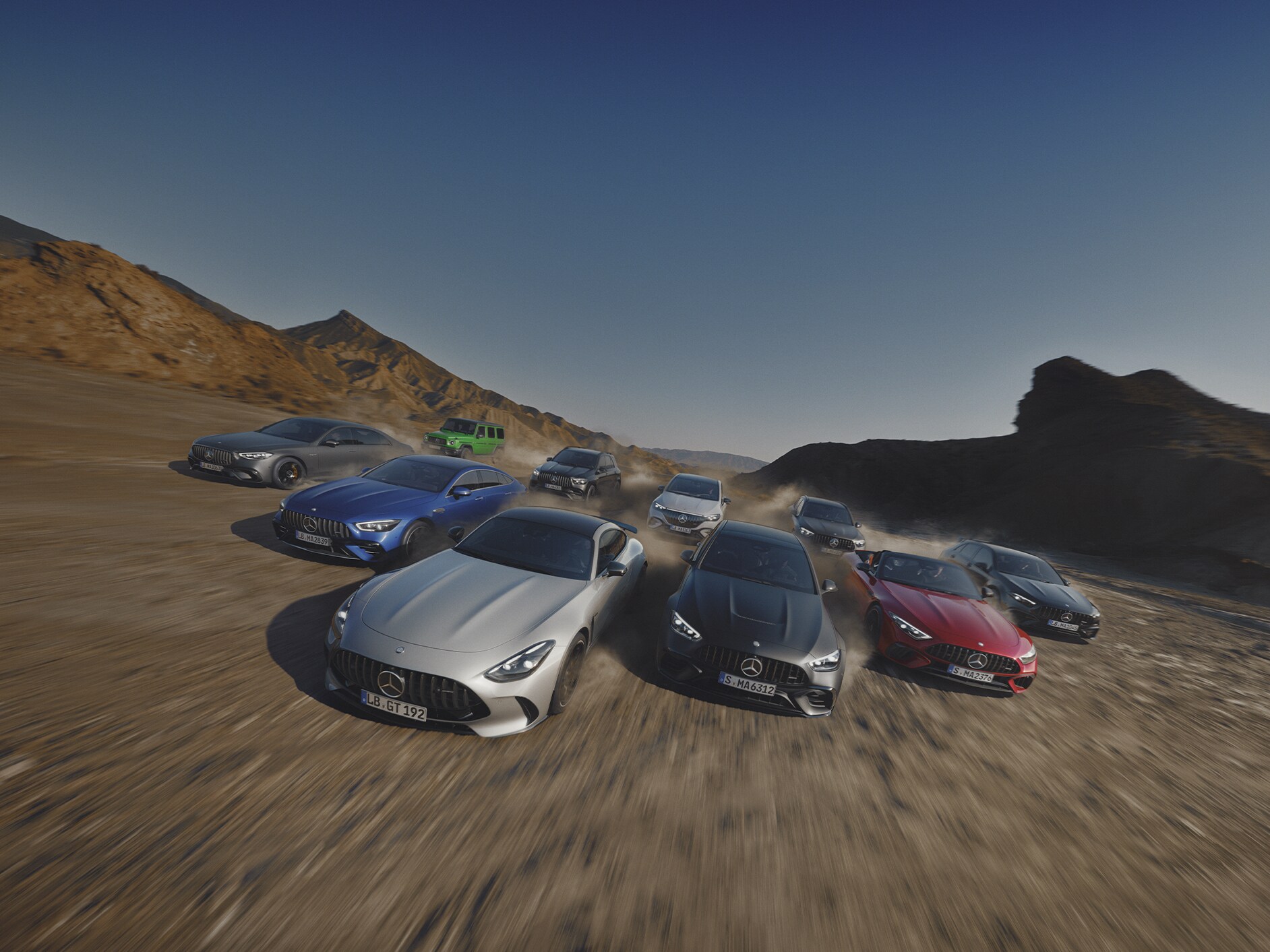 Kilka pojazdów Mercedes-AMG w&nbsp;widoku z&nbsp;przodu.