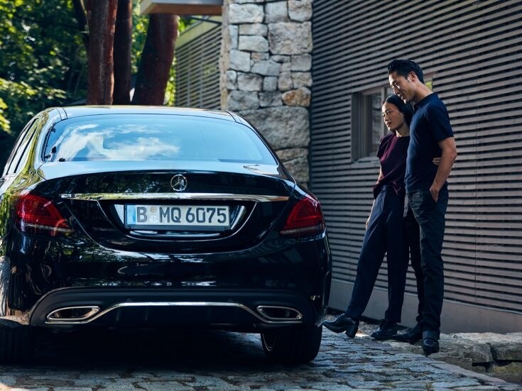 Kobieta i mężczyzna przyglądają się Klasie C Mercedes-Benz.