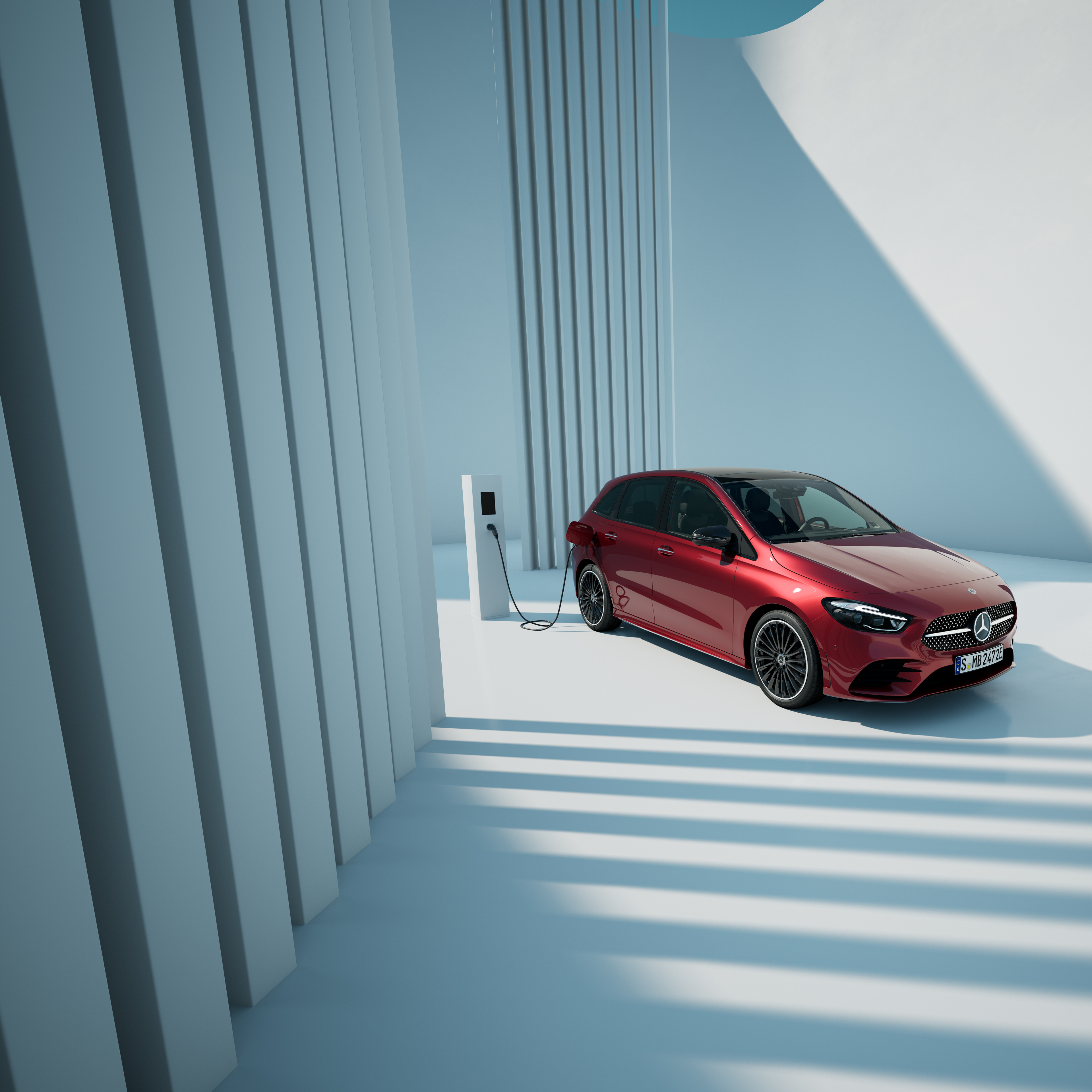 Modele Plug-in Hybrid Mercedes-Benz Czerwona Klasa B Mercedes-Benz przy stacji ładowania.