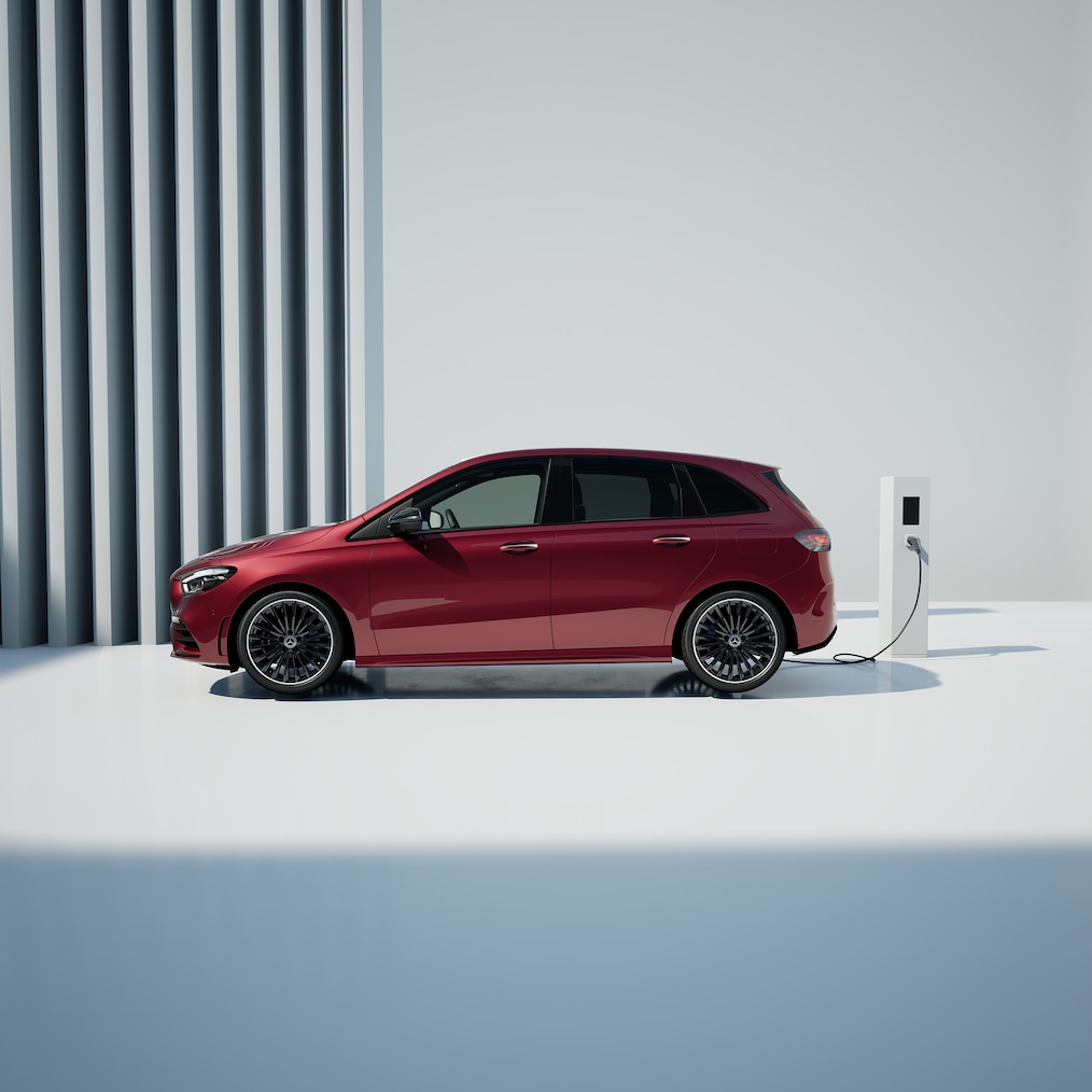 Mercedes-Benz Klasy B z napędem Plug-in Hybrid na stacji ładowania.