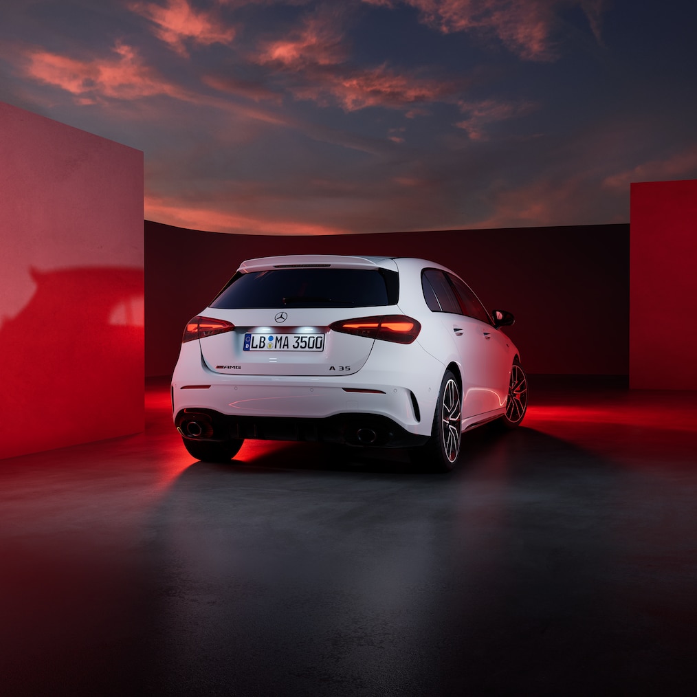 Widok boczny, z przodu i z tyłu modelu Mercedes-AMG A 35 4MATIC.