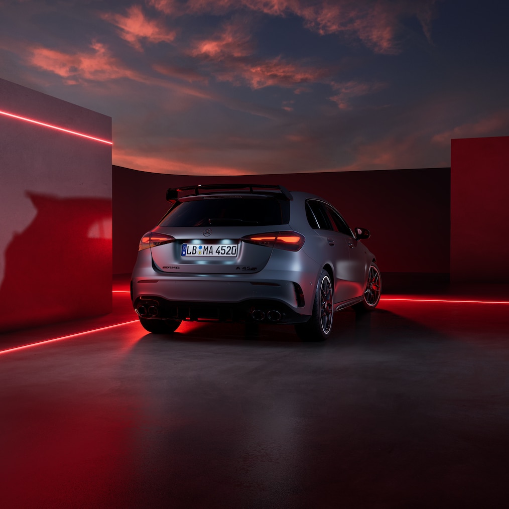 Widok boczny, z przodu i z tyłu modelu Mercedes-AMG A 35 4MATIC+.