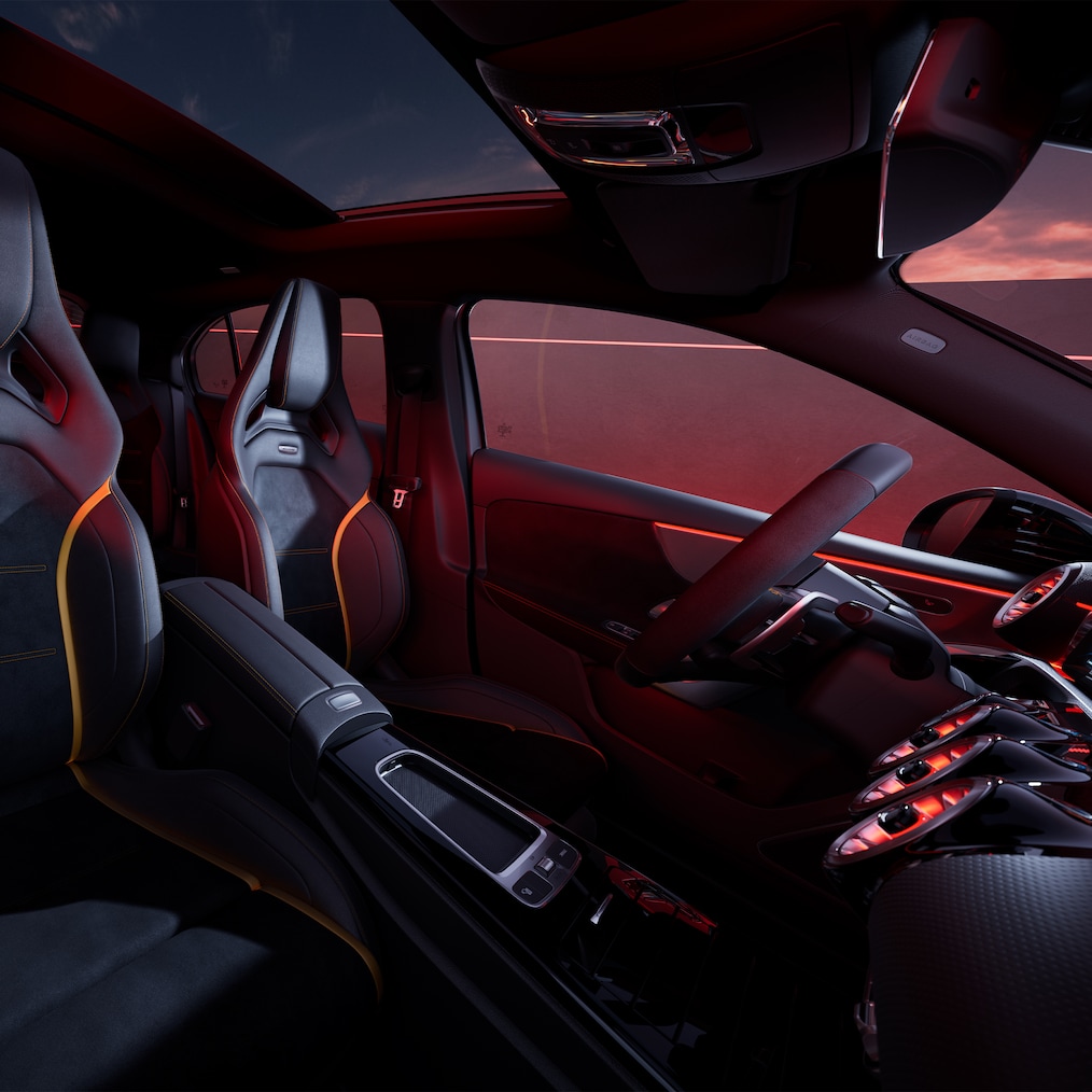 Wnętrze modelu Mercedes-AMG Klasy A z fotelami i kierownicą AMG Performance.
