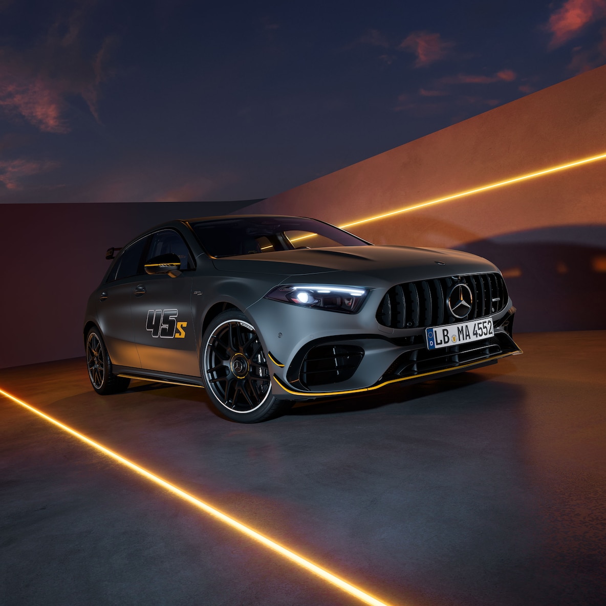 Mercedes-AMG A 45 S 4MATIC+ Final Edition w kolorze MANUFAKTUR szarość gór MAGNO lub czerń nocy.