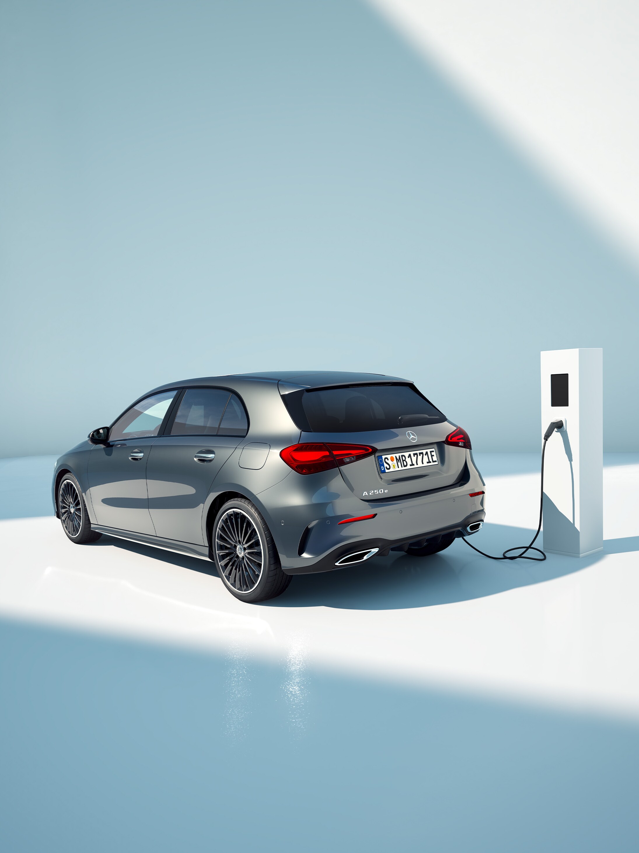 Szara Klasa A Mercedes-Benz przy stacji ładowania.