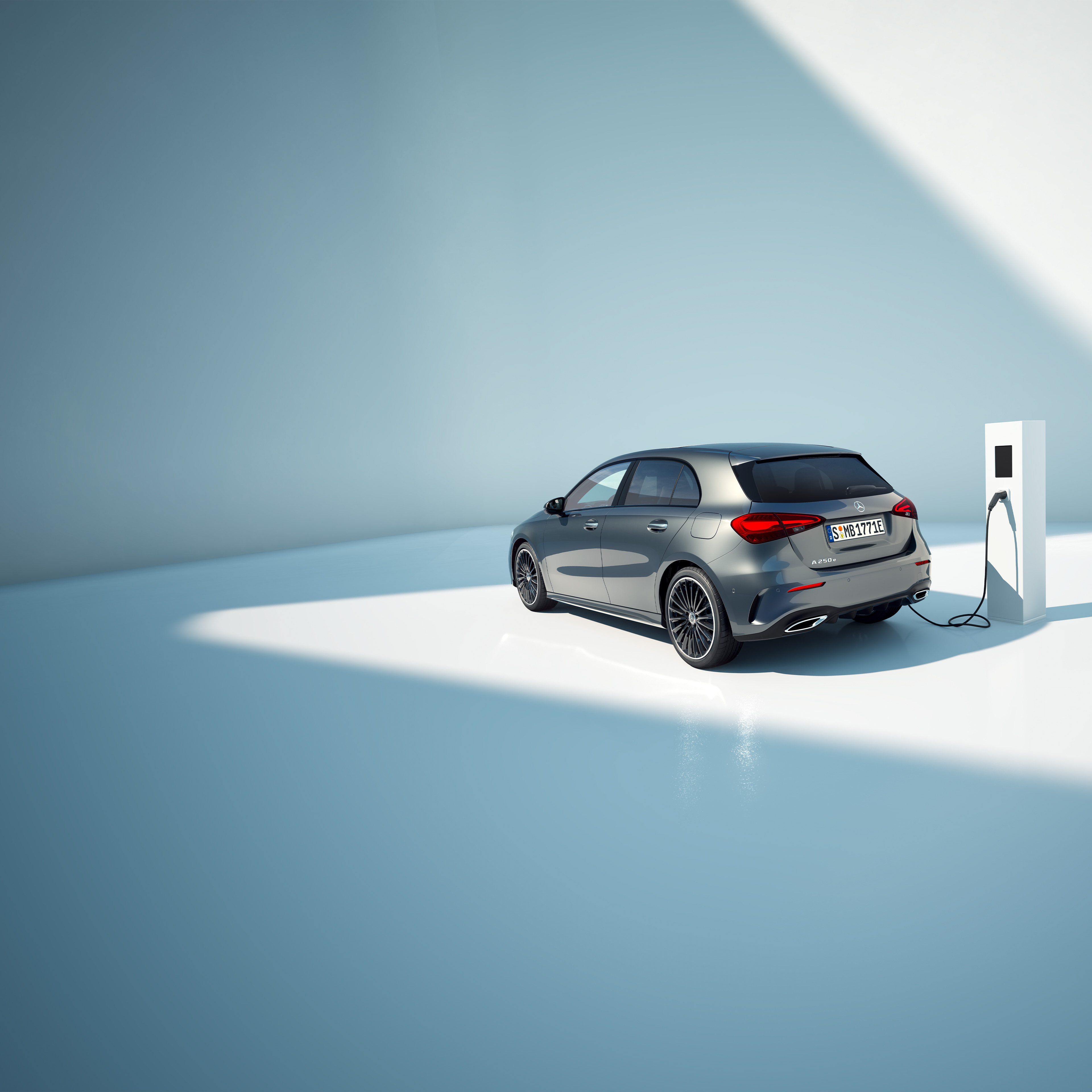 Modele Plug-in Hybrid Mercedes-Benz Szara Klasa A Mercedes-Benz przy stacji ładowania.