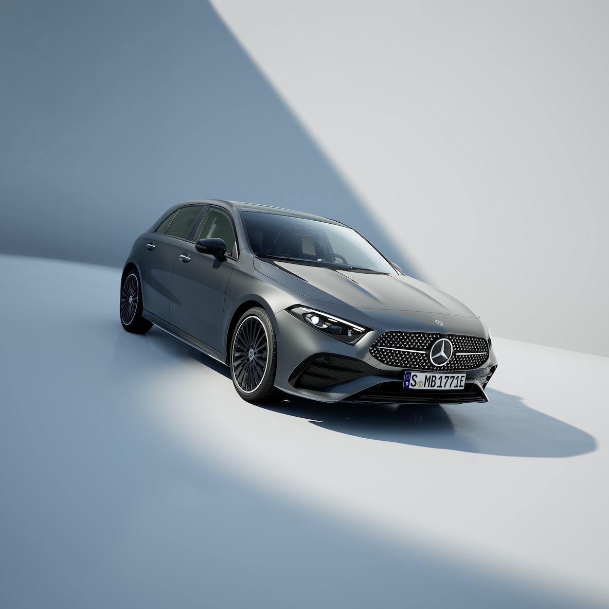 Mercedes-Benz Klasy A w widoku bocznym od przodu.