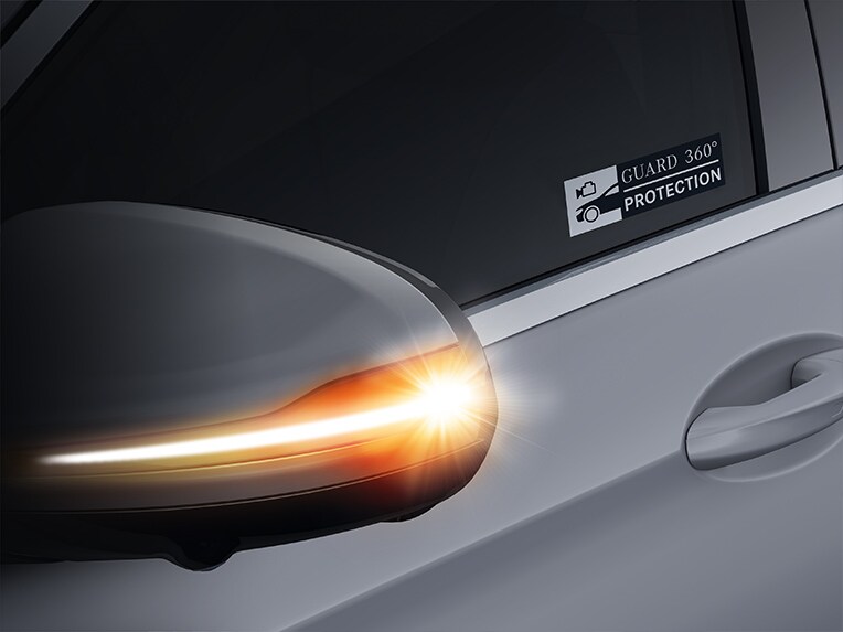 Ilustracja sposobu funkcjonowania pakietu ochronnego pojazdu GUARD 360° w limuzynie Klasy A od Mercedes-Benz.
