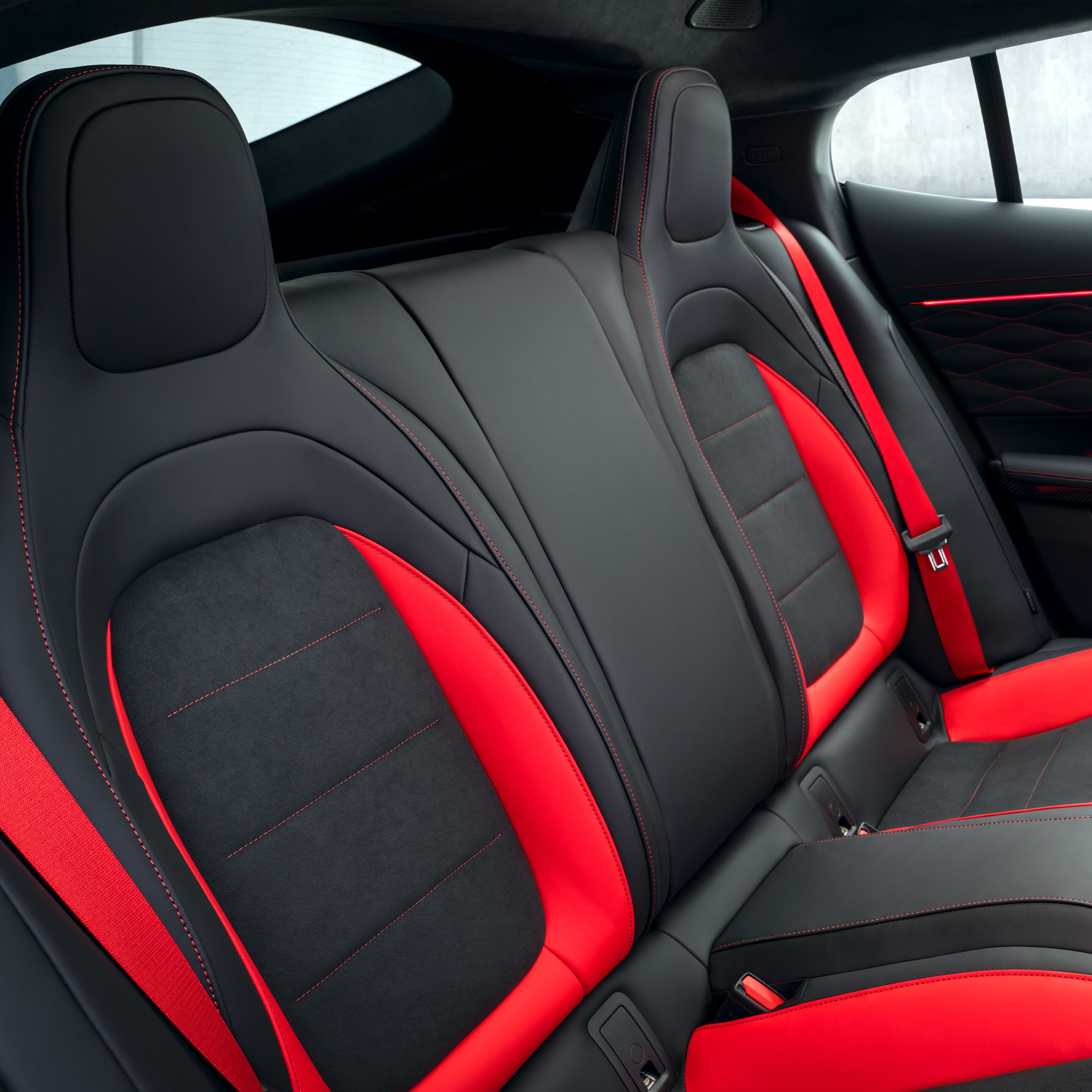 Tylne siedzenia Comfort w nowym 4-drzwiowym coupé GT marki Mercedes-AMG.