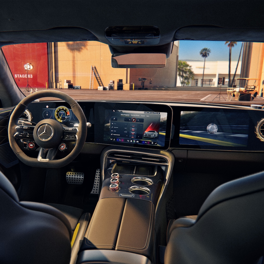 Kokpit stworzony z myślą o kierowcy w modelu Mercedes-AMG GT 4‑Door Coupé
