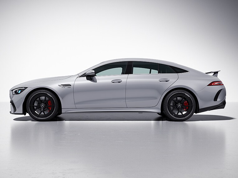 Boczny widok przodu 4-drzwiowego modelu Mercedes-AMG GT Coupé z pakietem aerodynamicznym AMG.