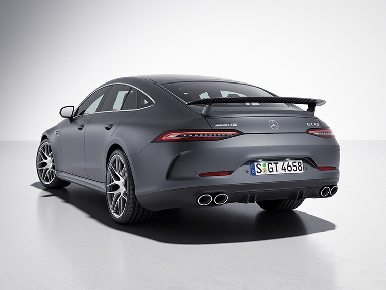 Boczny widok przodu 4-drzwiowego modelu Mercedes-AMG GT Coupé z pakietem AMG Carbon nadwozia.