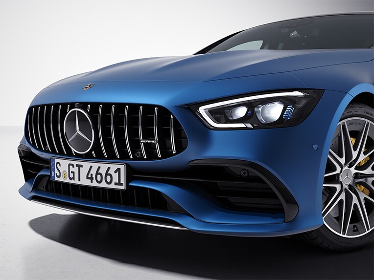 Boczny widok przodu 4-drzwiowego modelu Mercedes-AMG GT Coupé z pakietem AMG Chrom nadwozia.
