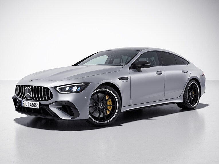 Boczny widok przodu 4-drzwiowego modelu Mercedes-AMG GT Coupé z pakietem AMG Night nadwozia.