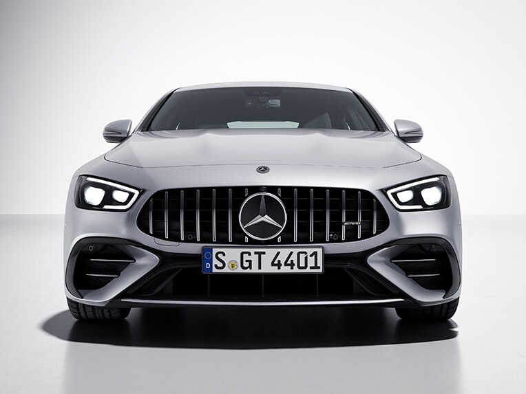 Boczny widok przodu 4-drzwiowego modelu Mercedes-AMG GT Coupé z pakietem stylizacji nadwozia V8.