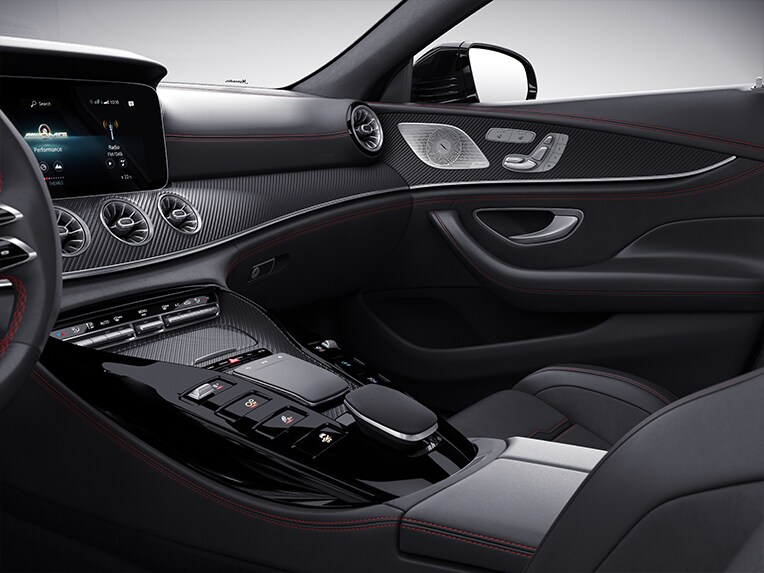 Elementy ozdobne AMG w wersji carbon, matowe 4-drzwiowego modelu Mercedes-AMG GT Coupé.