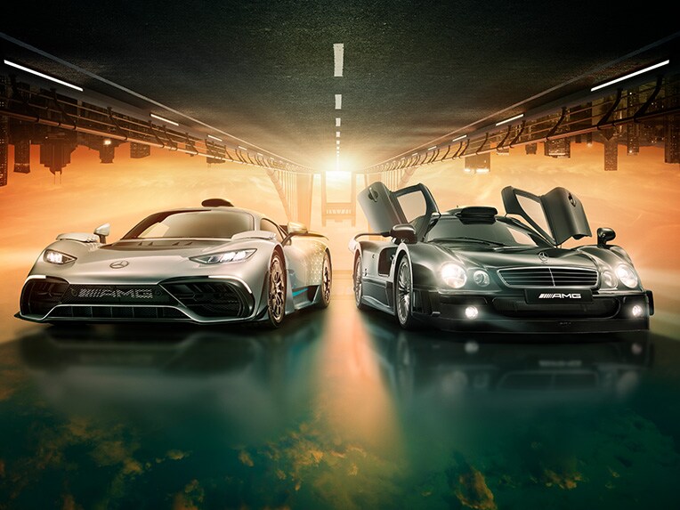 Cztery pojazdy Mercedes-AMG stojące obok siebie, które symbolizują 55-letnią historię Mercedes-AMG.