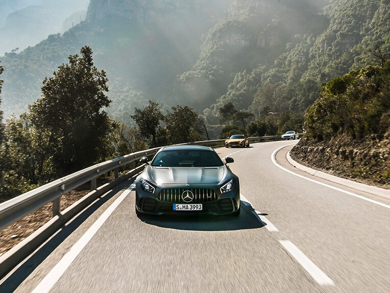 Mercedes-AMG GT R z perspektywy czołowej, jadący po drodze.