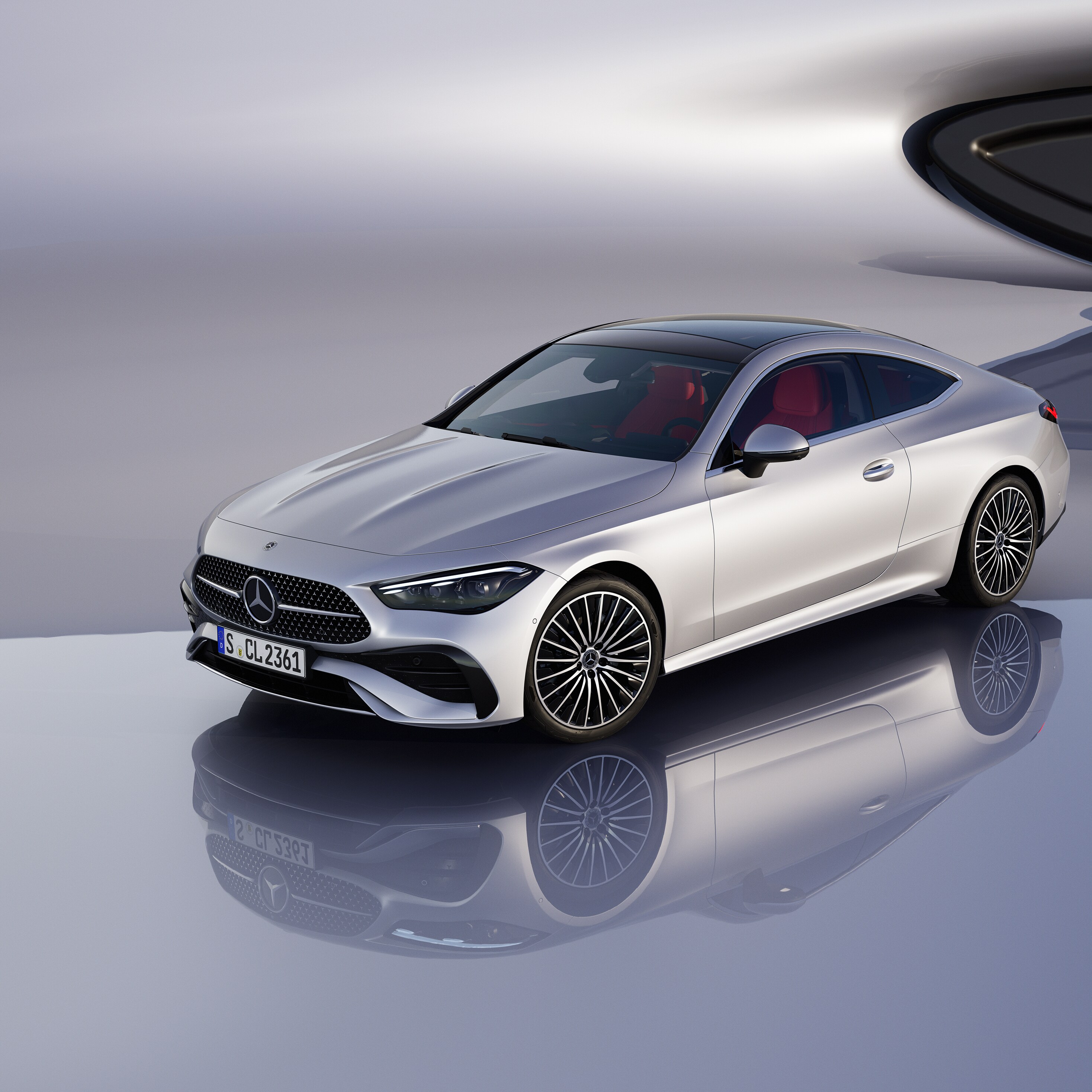 Srebrny Mercedes-Benz CLA Coupé na szarym, abstrakcyjnym tle.