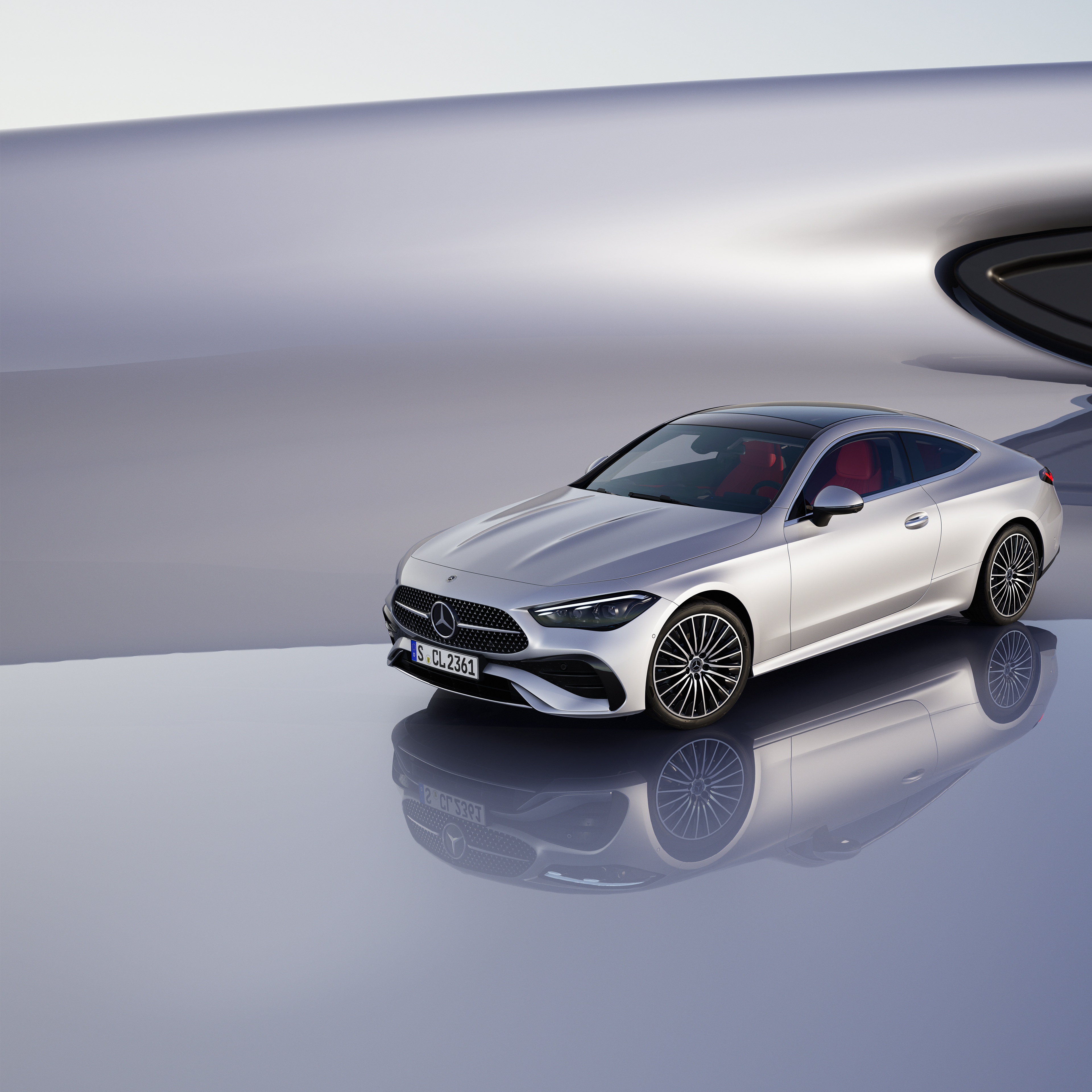 Modele coupé | Mercedes-Benz Srebrny Mercedes-Benz CLA Coupé na szarym, abstrakcyjnym tle.