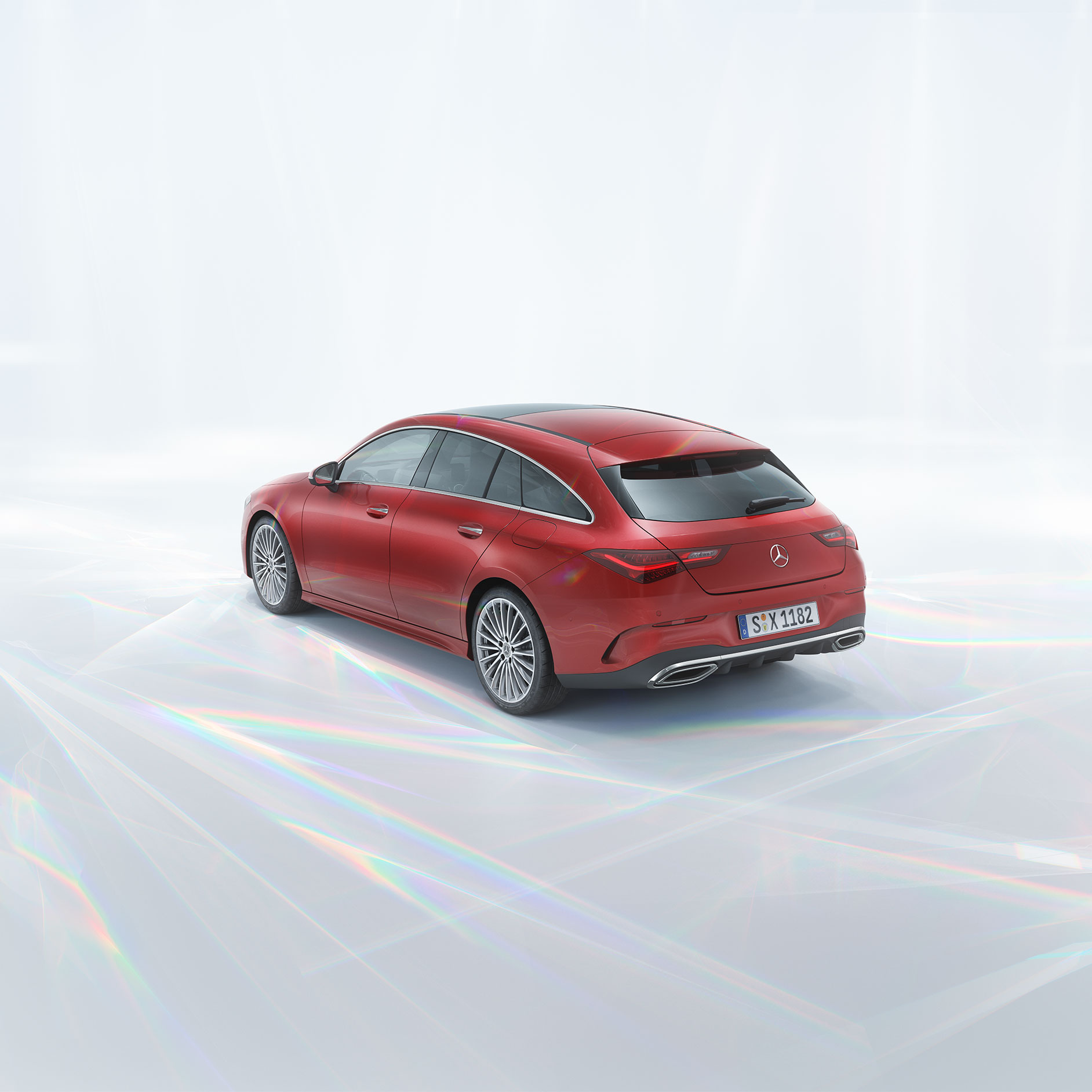 Różnice między Shooting Brake i Kombi | Modele kombi | Mercedes-Benz Czerwony Mercedes-Benz CLA Shooting Brake na jasnym, abstrakcyjnym tle.